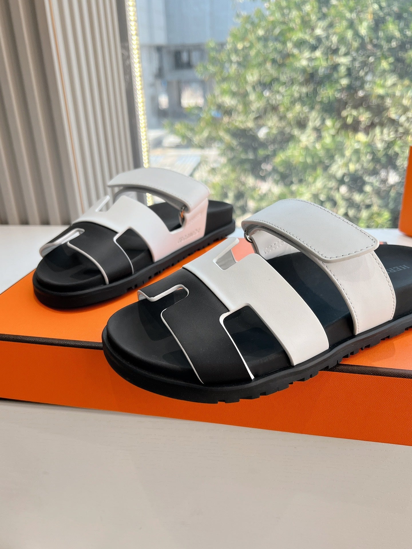 CHYPRE SANDAL IN WHITE MIX BLACK CALFSKIN - 35