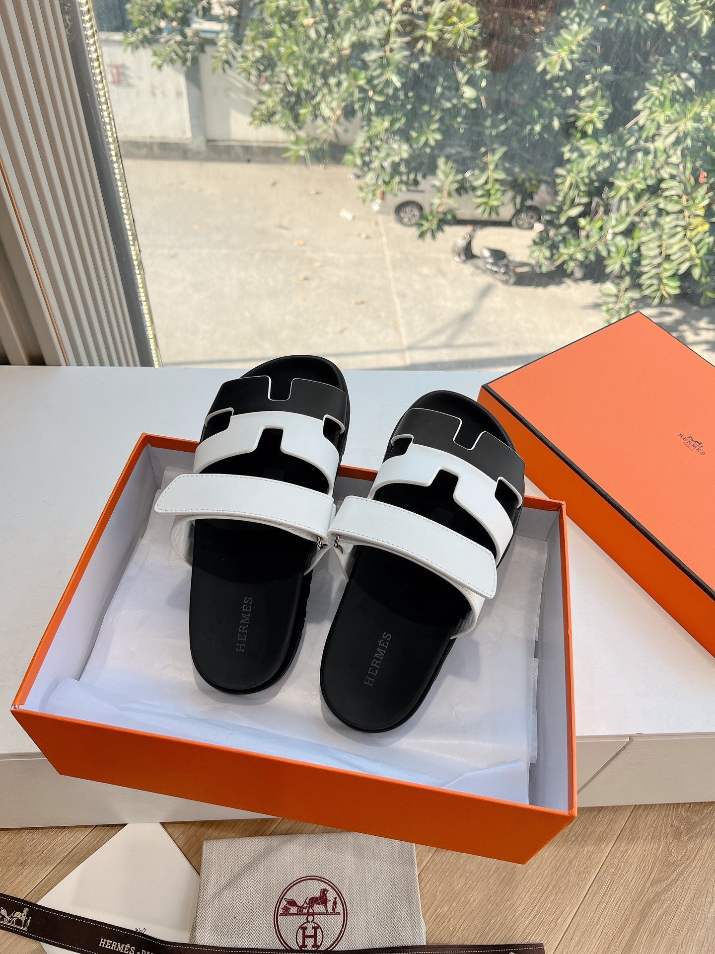CHYPRE SANDAL IN WHITE MIX BLACK CALFSKIN - 35