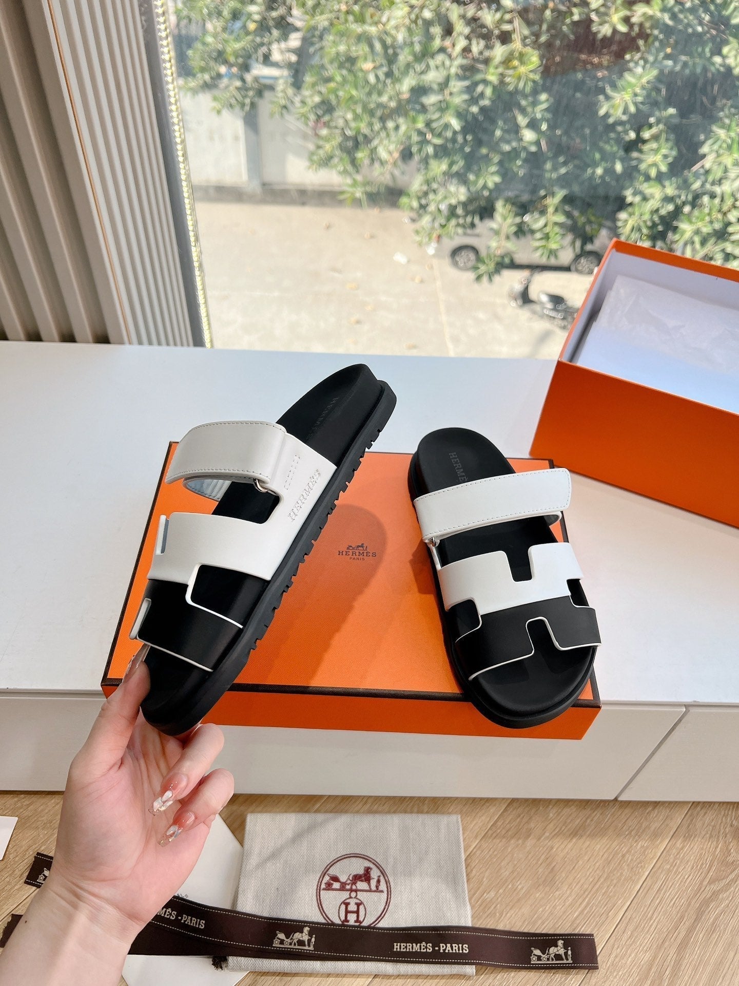 CHYPRE SANDAL IN WHITE MIX BLACK CALFSKIN - 35