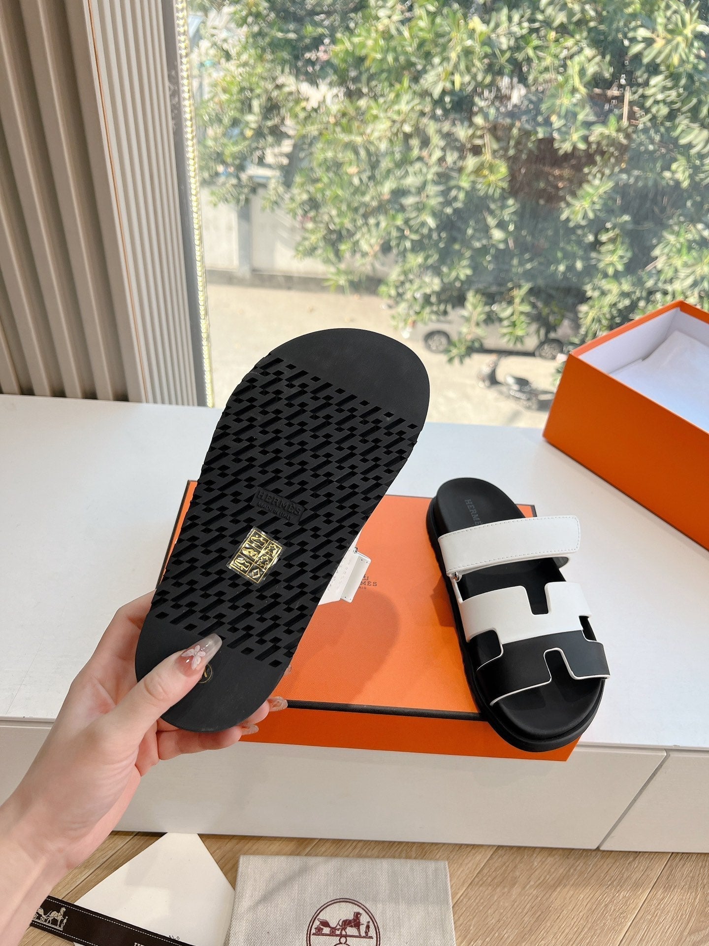 CHYPRE SANDAL IN WHITE MIX BLACK CALFSKIN - 35