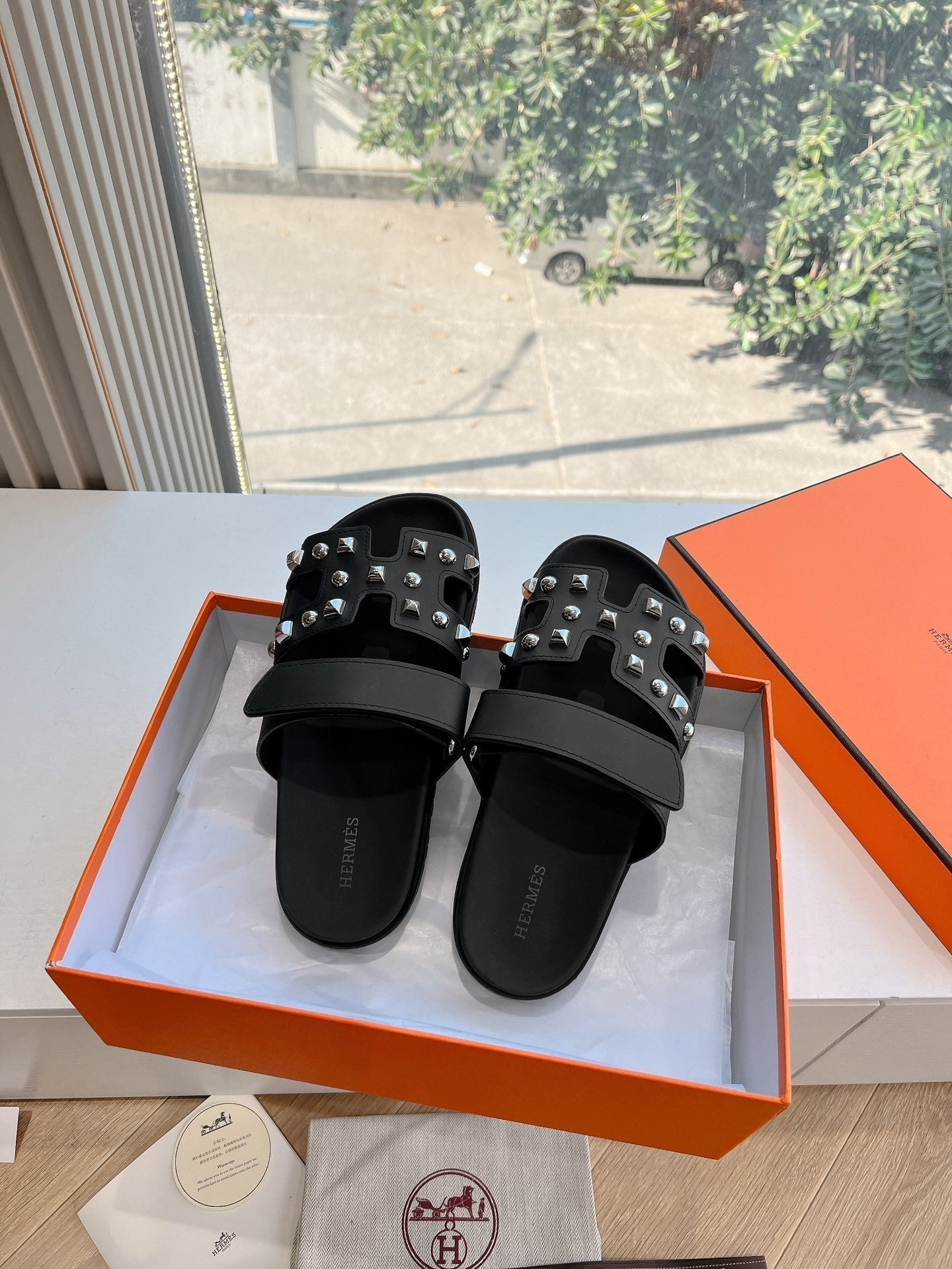 CHYPRE SANDAL IN BLACK CALFSKIN WITH STUDS - 35