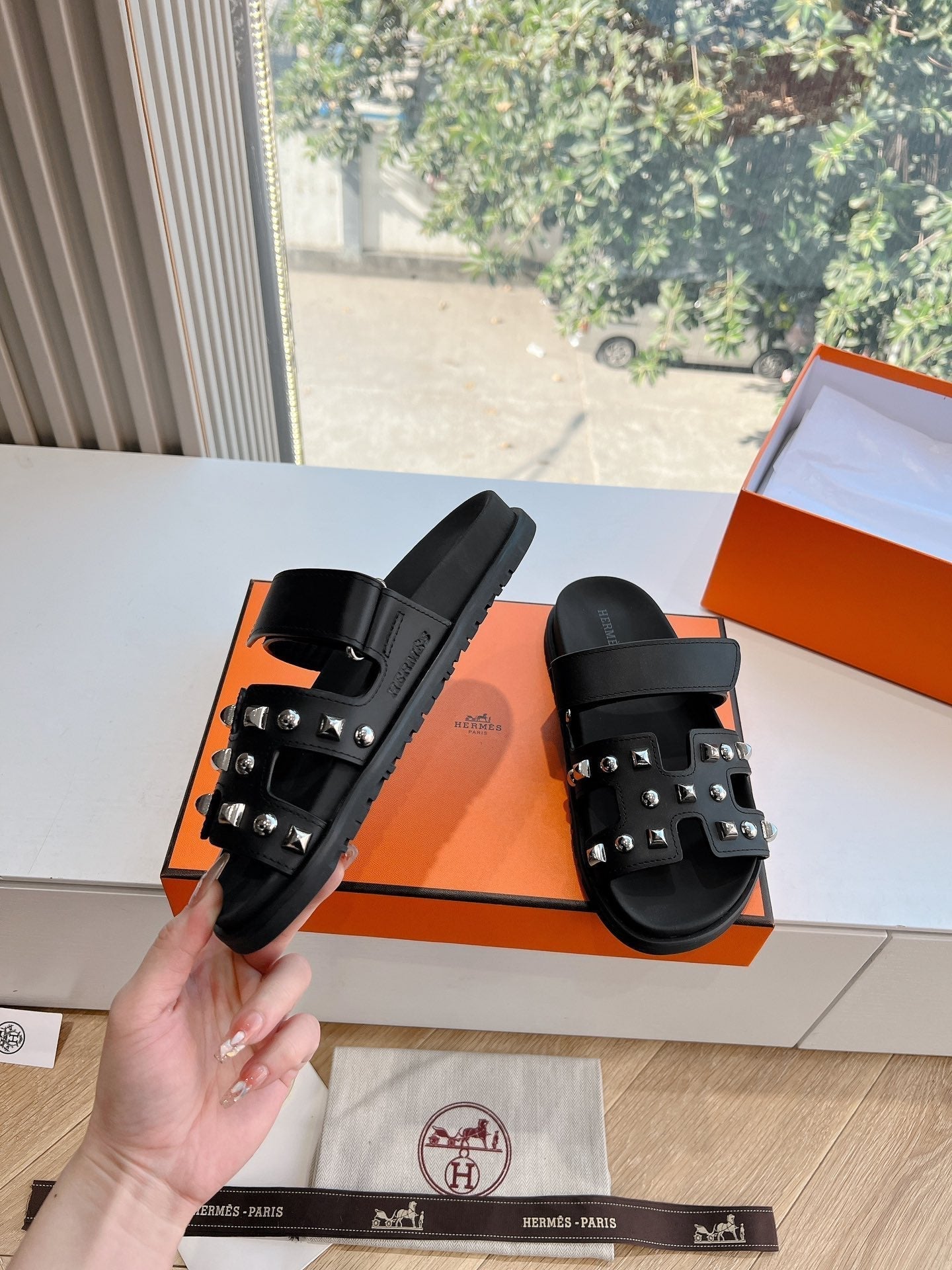 CHYPRE SANDAL IN BLACK CALFSKIN WITH STUDS - 35