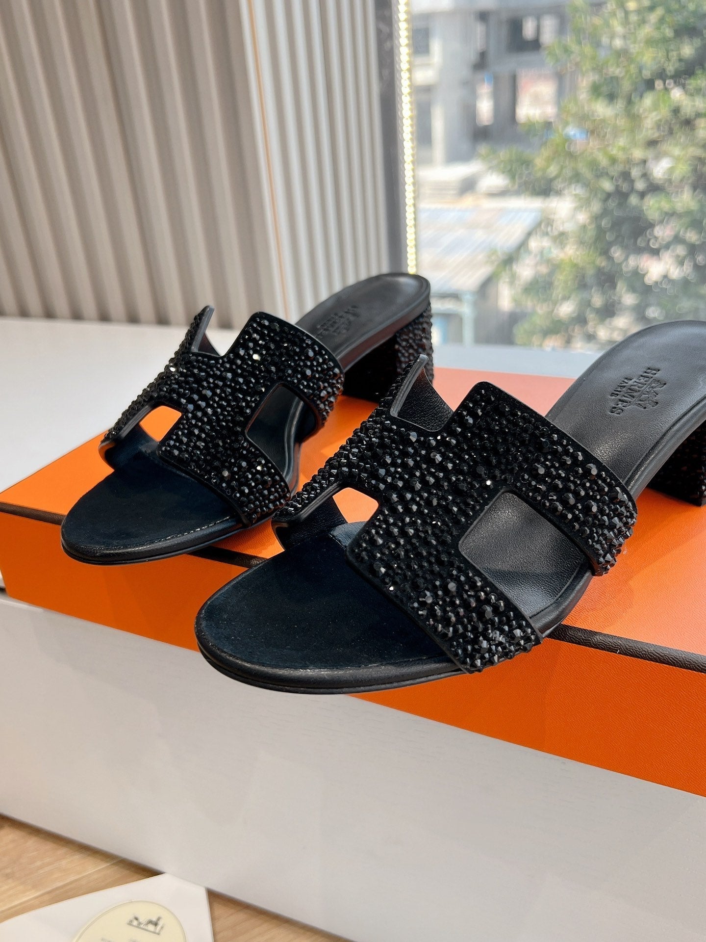0ASIS SANDAL IN BLACK SUEDE WITH CRYSTALS - 35