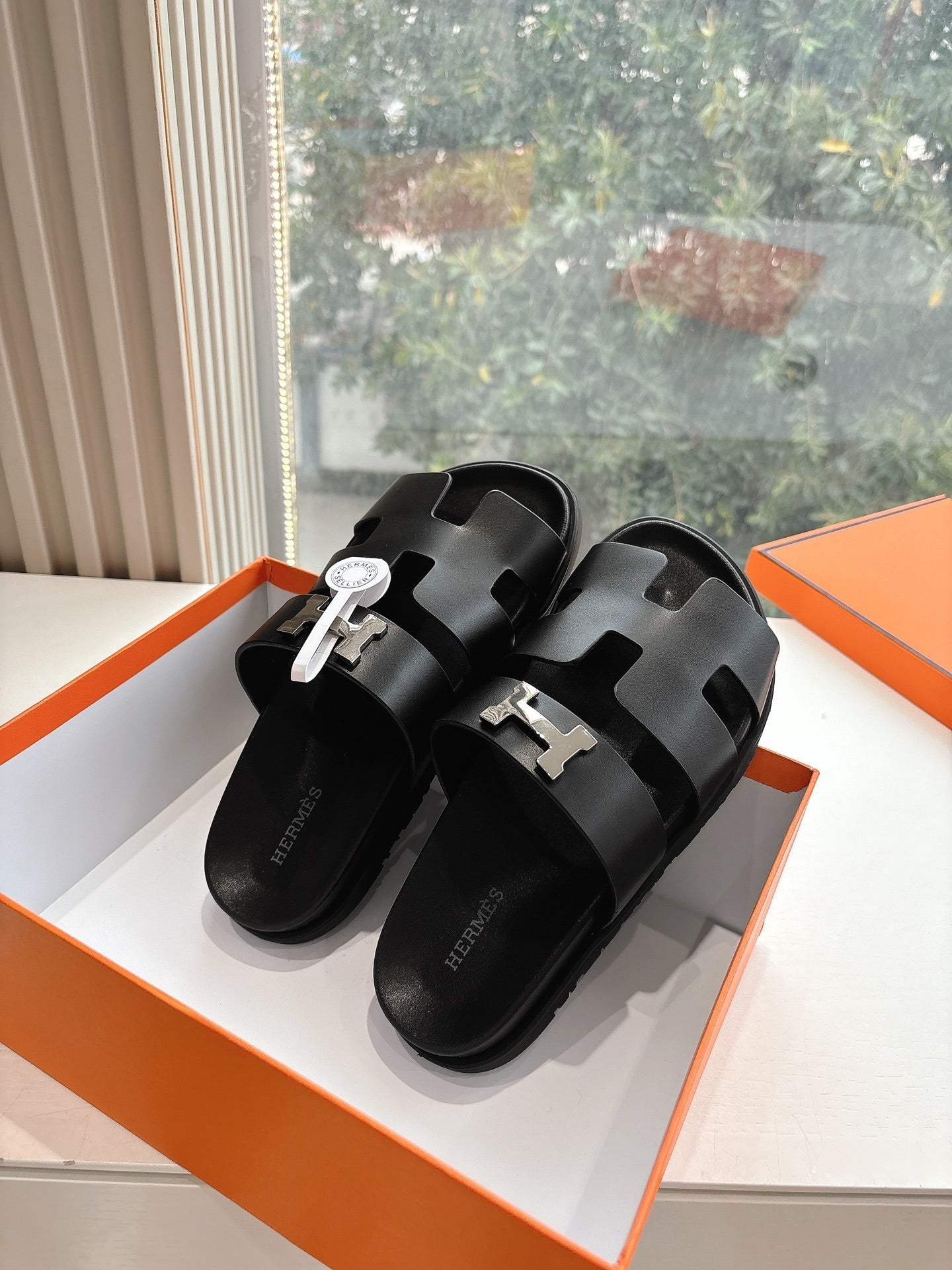 CHYPRE SANDAL IN BLACK CALFSKIN - 35
