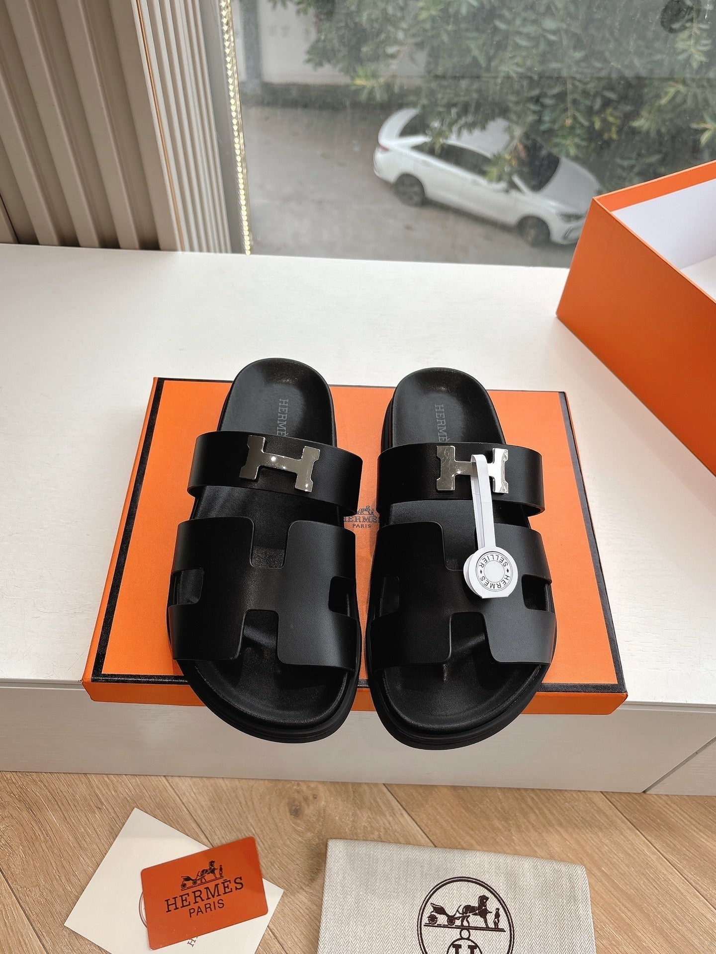 CHYPRE SANDAL IN BLACK CALFSKIN - 35