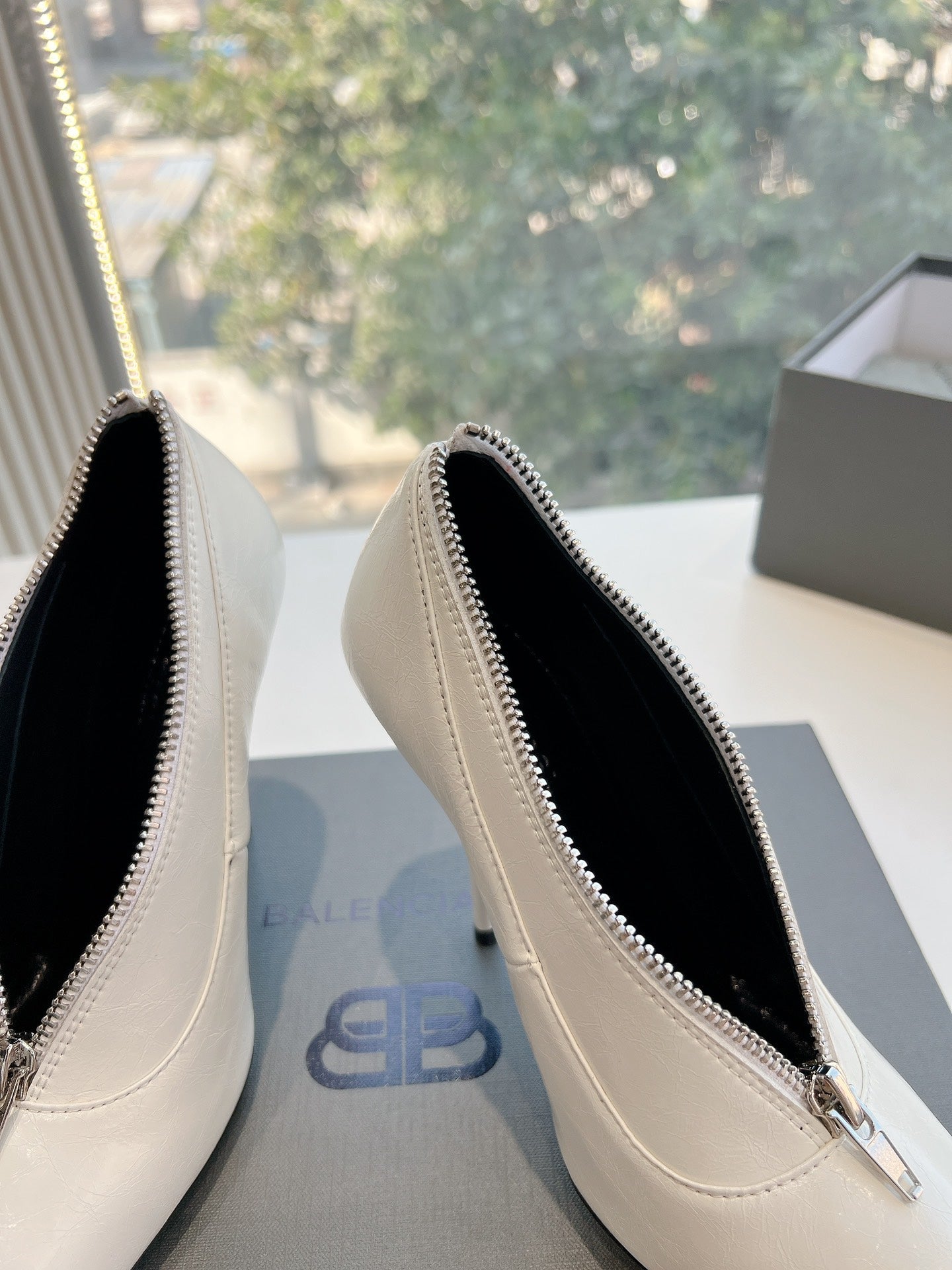 ZIPPER POINTED-TOE HIGH PUMPS IN WHITE WAX-OIL SHEEPSKIN - 34