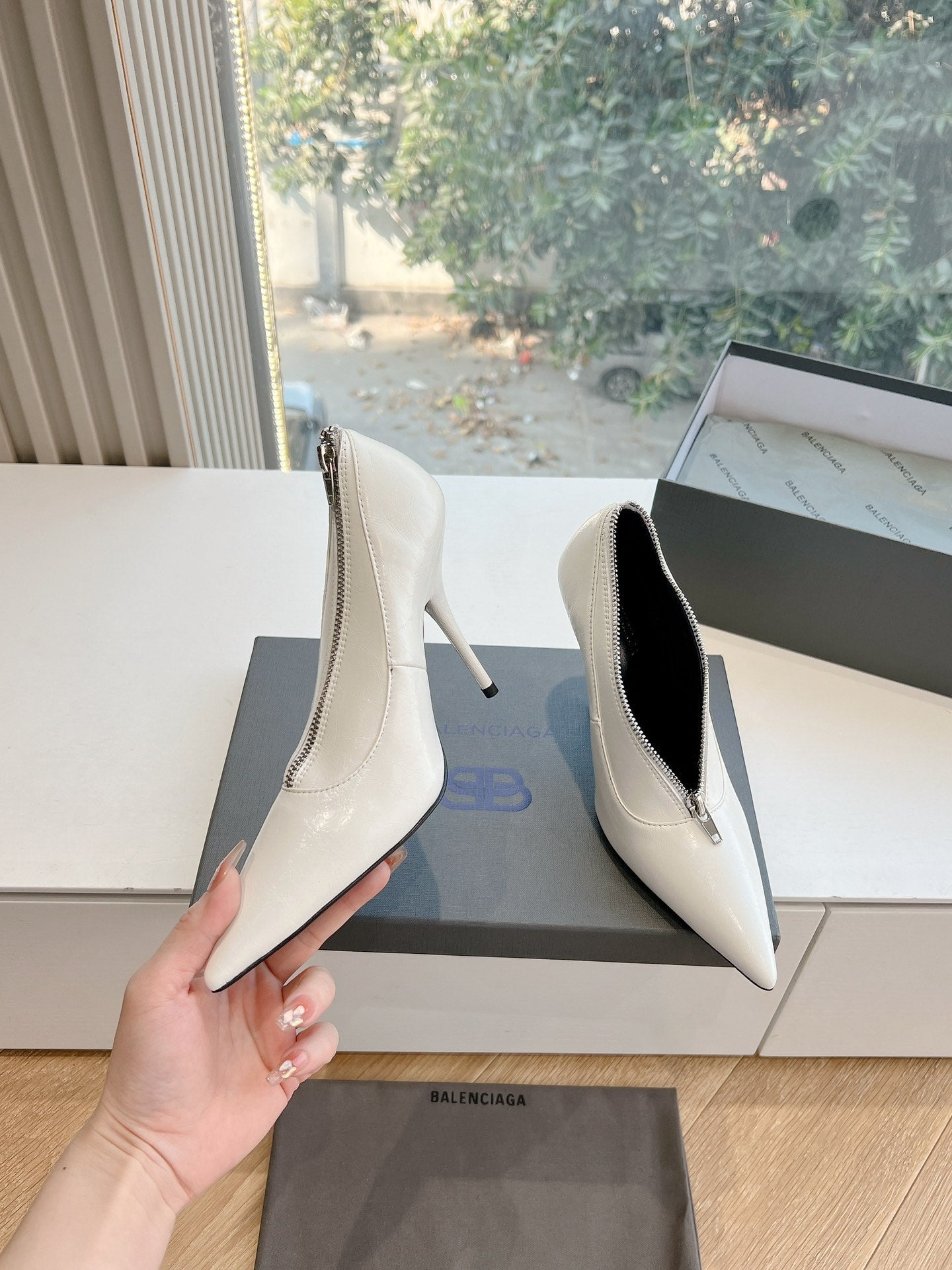 ZIPPER POINTED-TOE HIGH PUMPS IN WHITE WAX-OIL SHEEPSKIN - 34