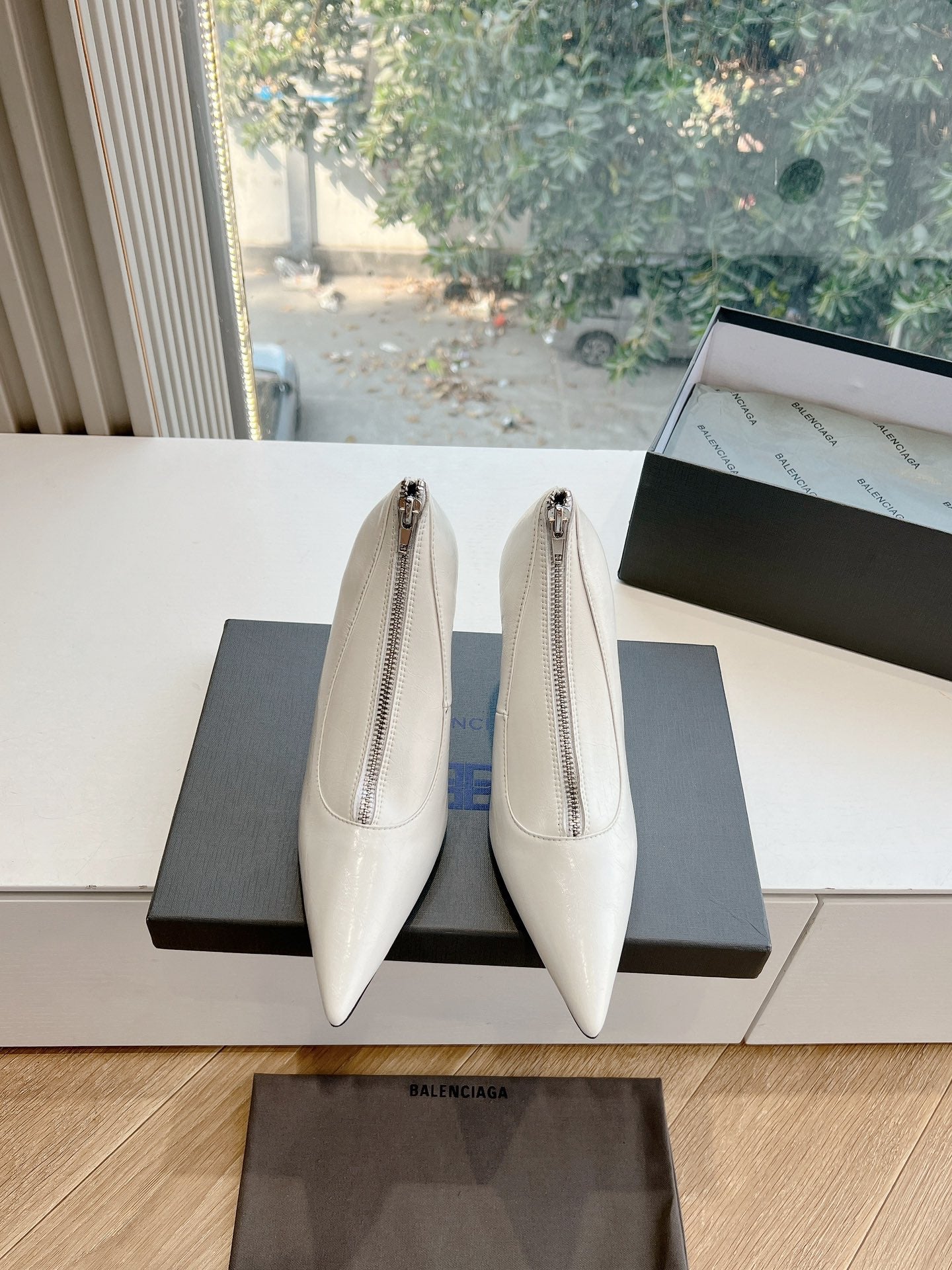 ZIPPER POINTED-TOE HIGH PUMPS IN WHITE WAX-OIL SHEEPSKIN - 34