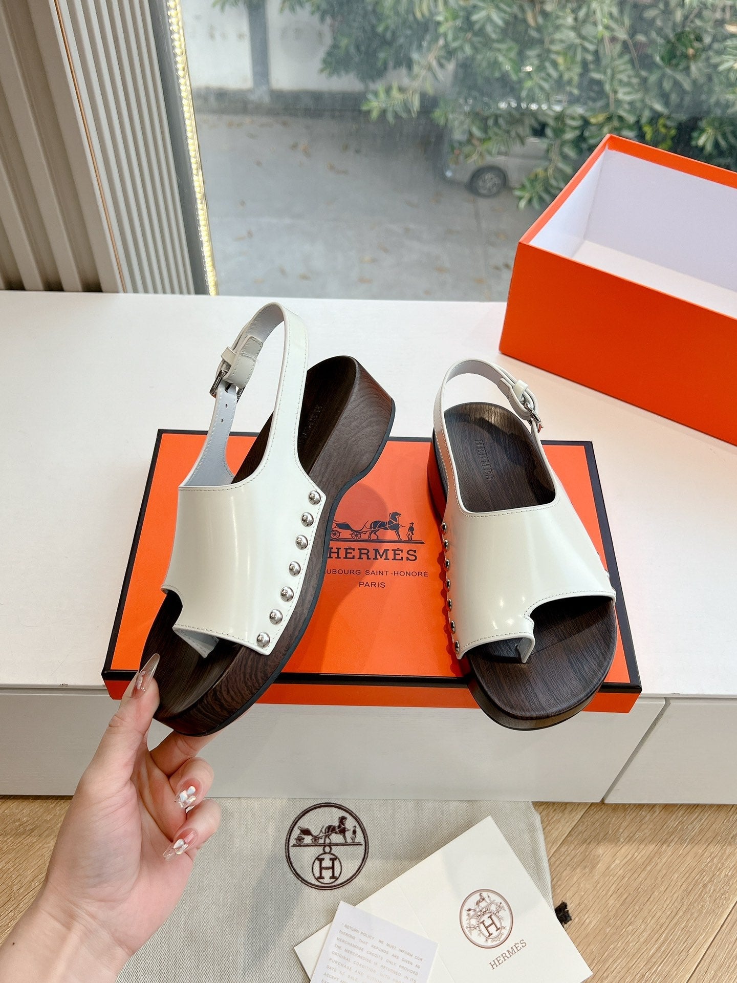 FLAT SANDAL IN WHITE CALFSKIN - 35