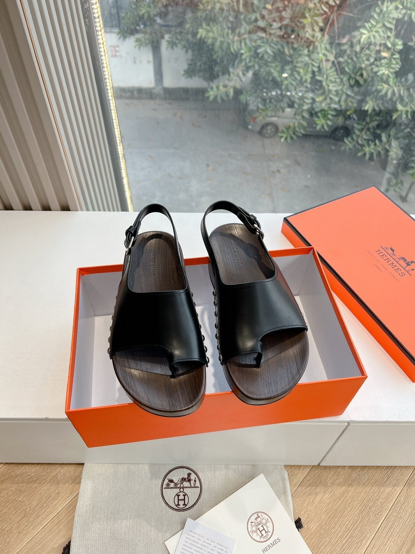 FLAT SANDAL IN BLACK CALFSKIN - 35