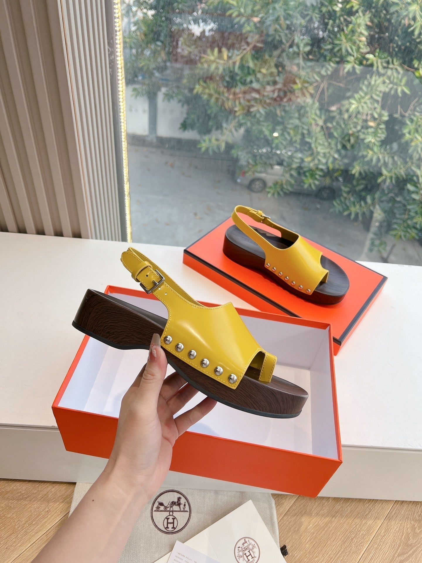 FLAT SANDAL IN CORN YELLOW CALFSKIN - 35