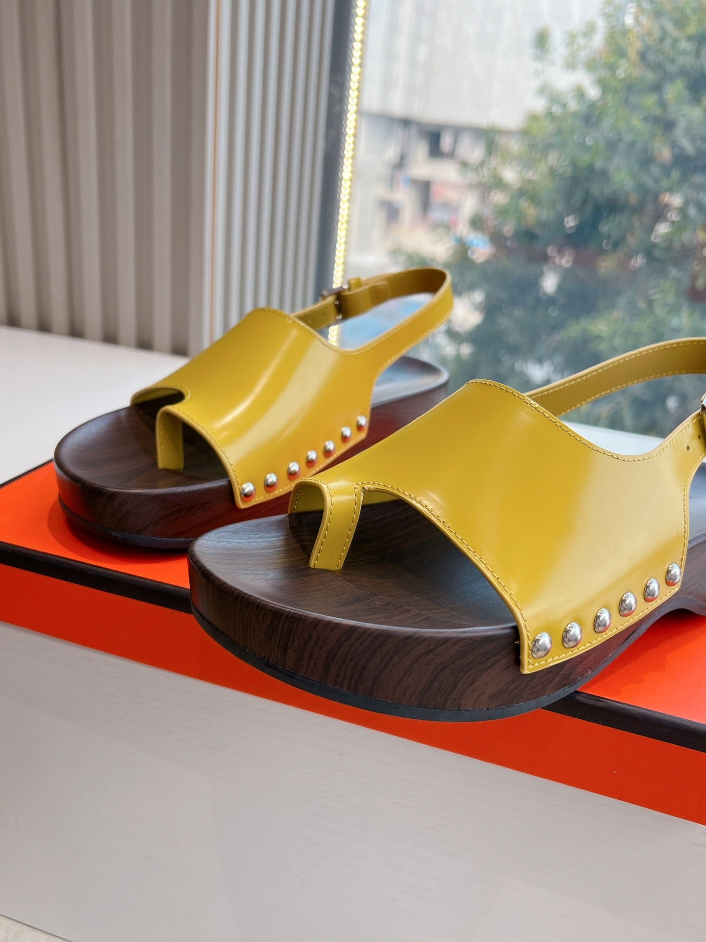 FLAT SANDAL IN CORN YELLOW CALFSKIN - 35
