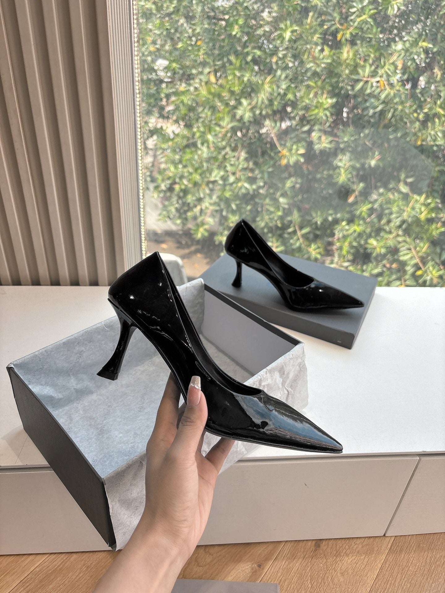 HIGH PUMPS IN BLACK PATENT CALFSKIN - 34