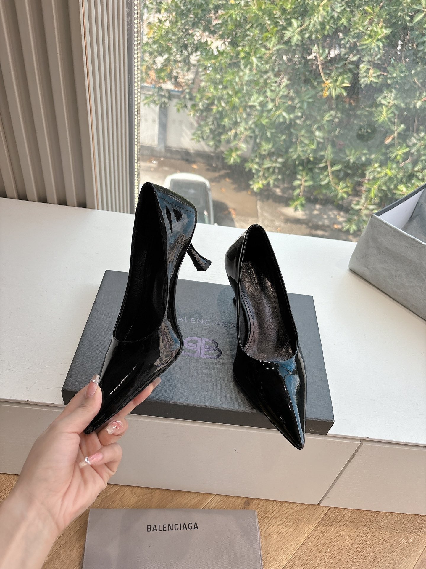 HIGH PUMPS IN BLACK PATENT CALFSKIN - 34