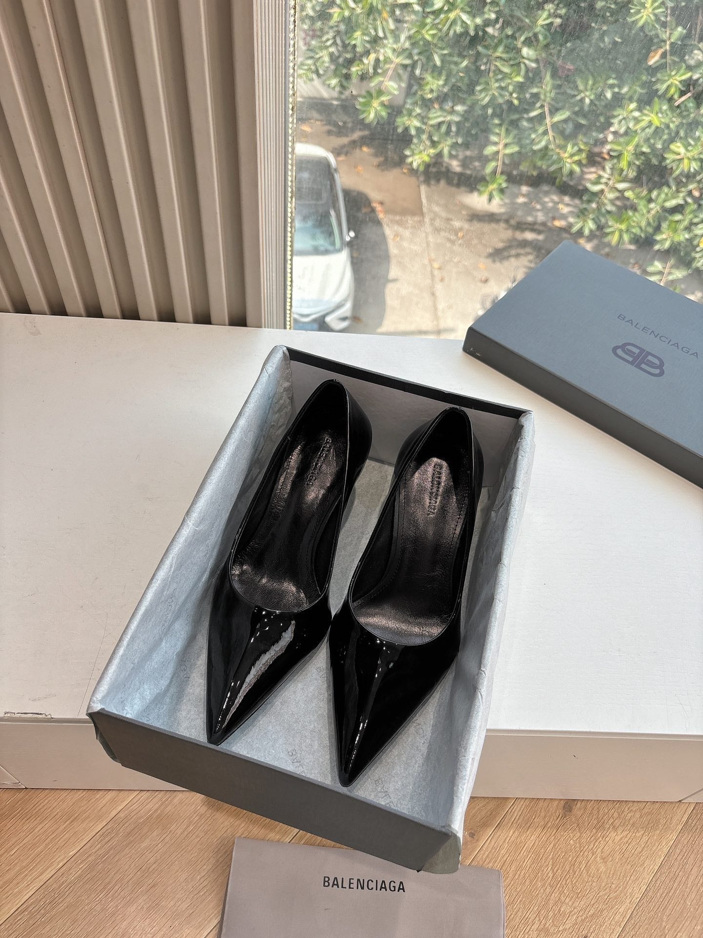HIGH PUMPS IN BLACK PATENT CALFSKIN - 34