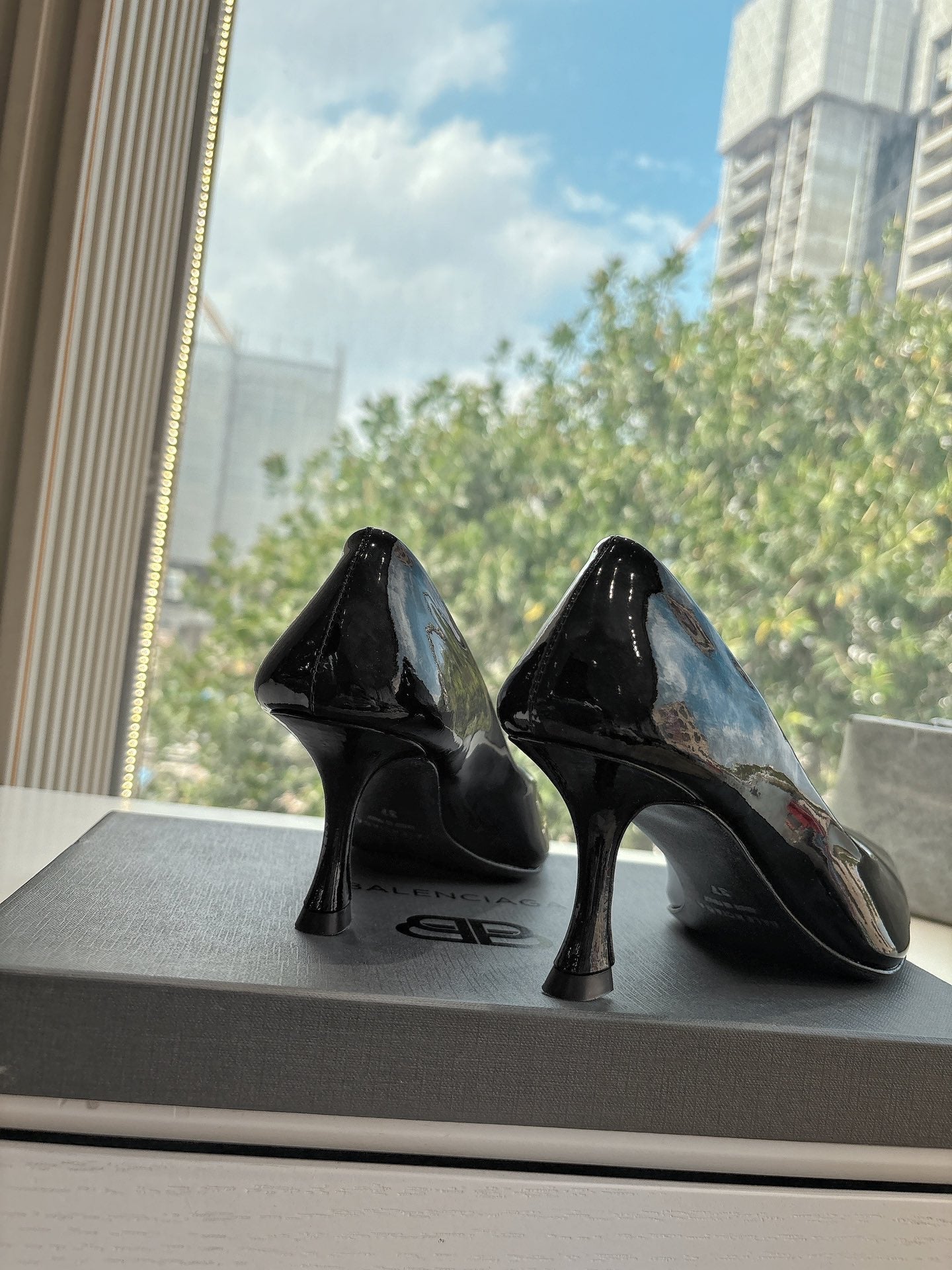 HIGH PUMPS IN BLACK PATENT CALFSKIN - 34