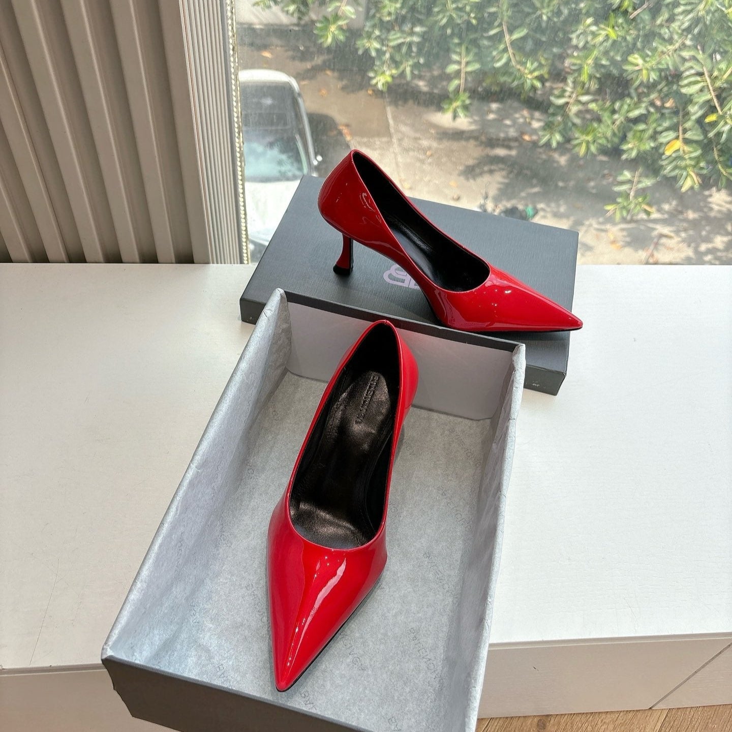 HIGH PUMPS IN CLASSIC RED PATENT CALFSKIN - 34