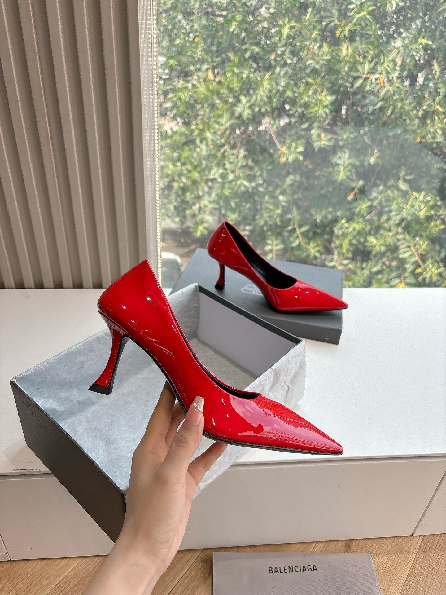 HIGH PUMPS IN CLASSIC RED PATENT CALFSKIN - 34