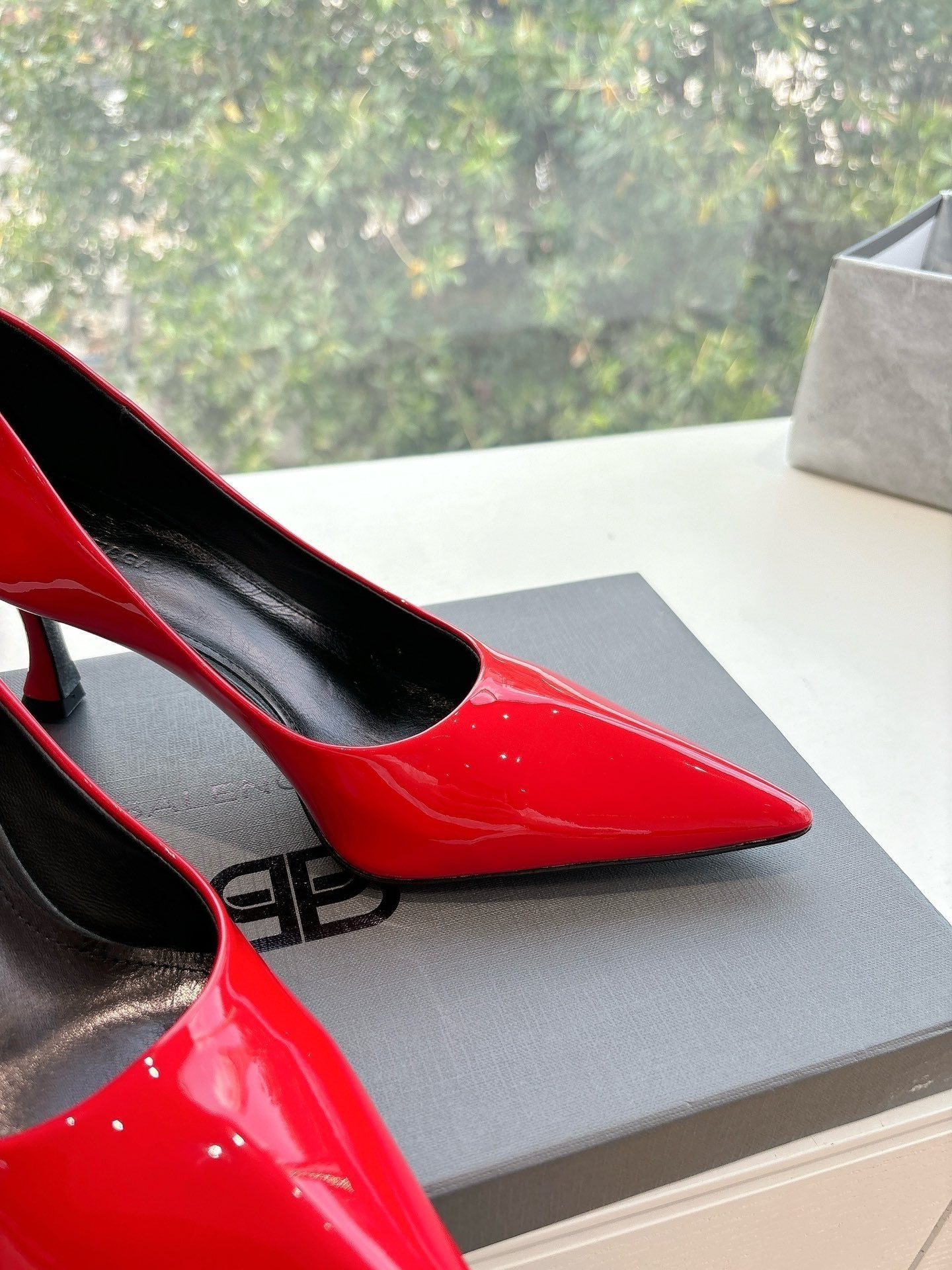 HIGH PUMPS IN CLASSIC RED PATENT CALFSKIN - 34