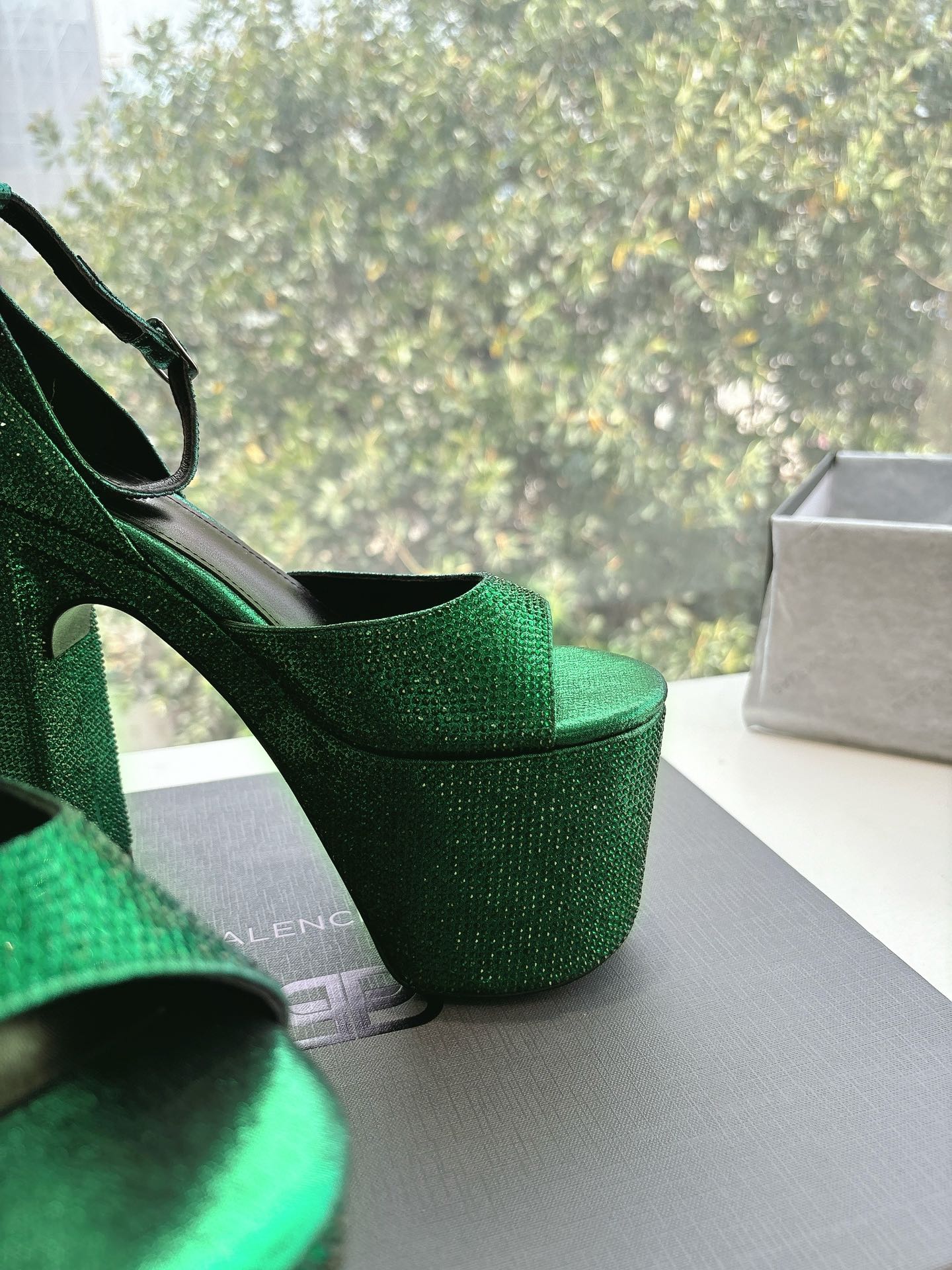 PLATFORM ANKLE STRAP HEELS IN GREEN METALLIC ATTACHED RHINESTONES CALFSKIN - 34