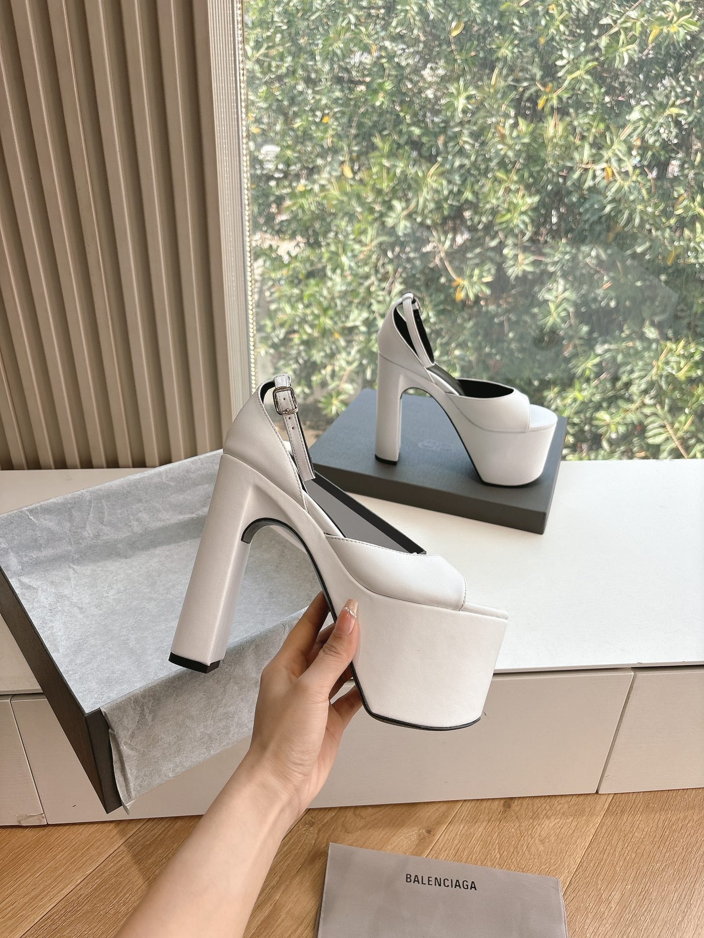 PLATFORM ANKLE STRAP HEELS IN WHITE SMOOTH CALFSKIN - 34