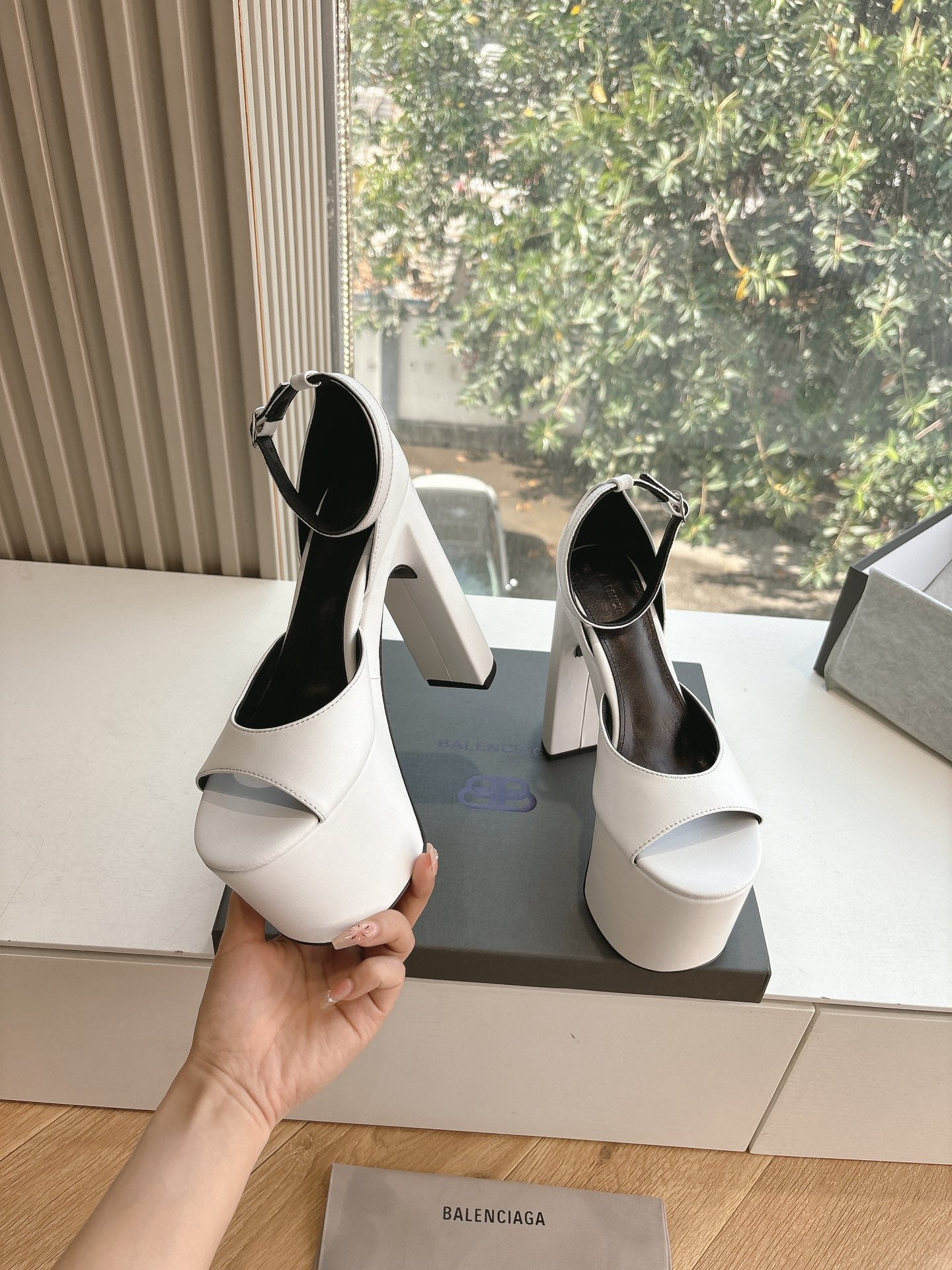 PLATFORM ANKLE STRAP HEELS IN WHITE SMOOTH CALFSKIN - 34