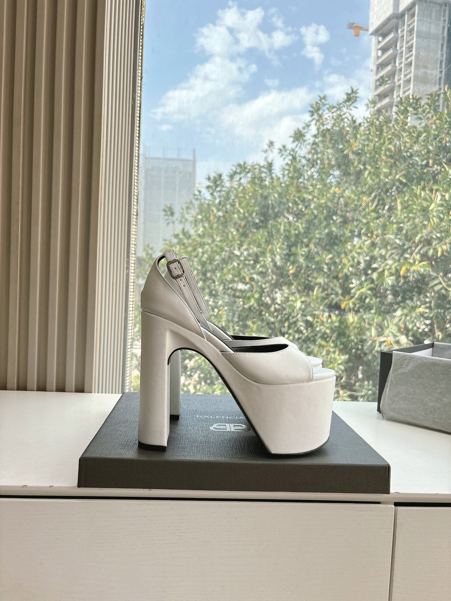 PLATFORM ANKLE STRAP HEELS IN WHITE SMOOTH CALFSKIN - 34