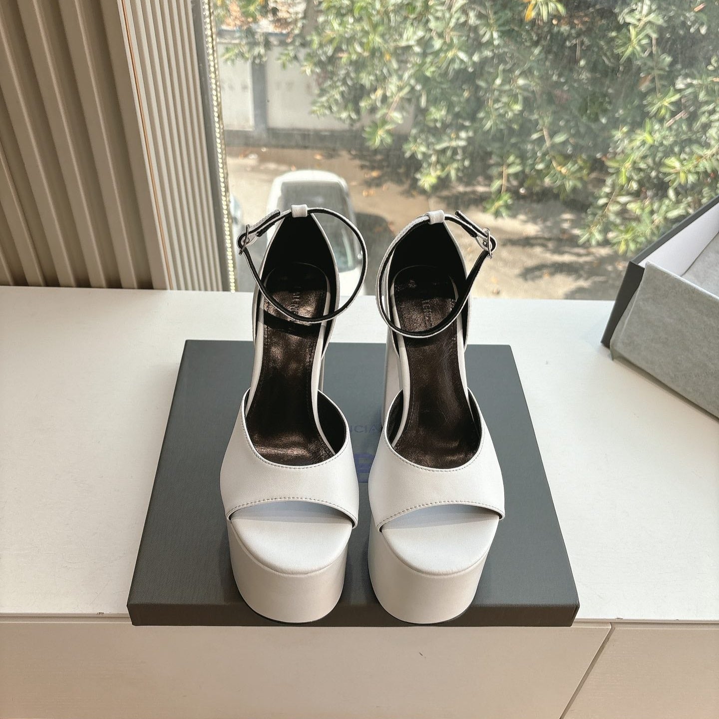 PLATFORM ANKLE STRAP HEELS IN WHITE SMOOTH CALFSKIN - 34
