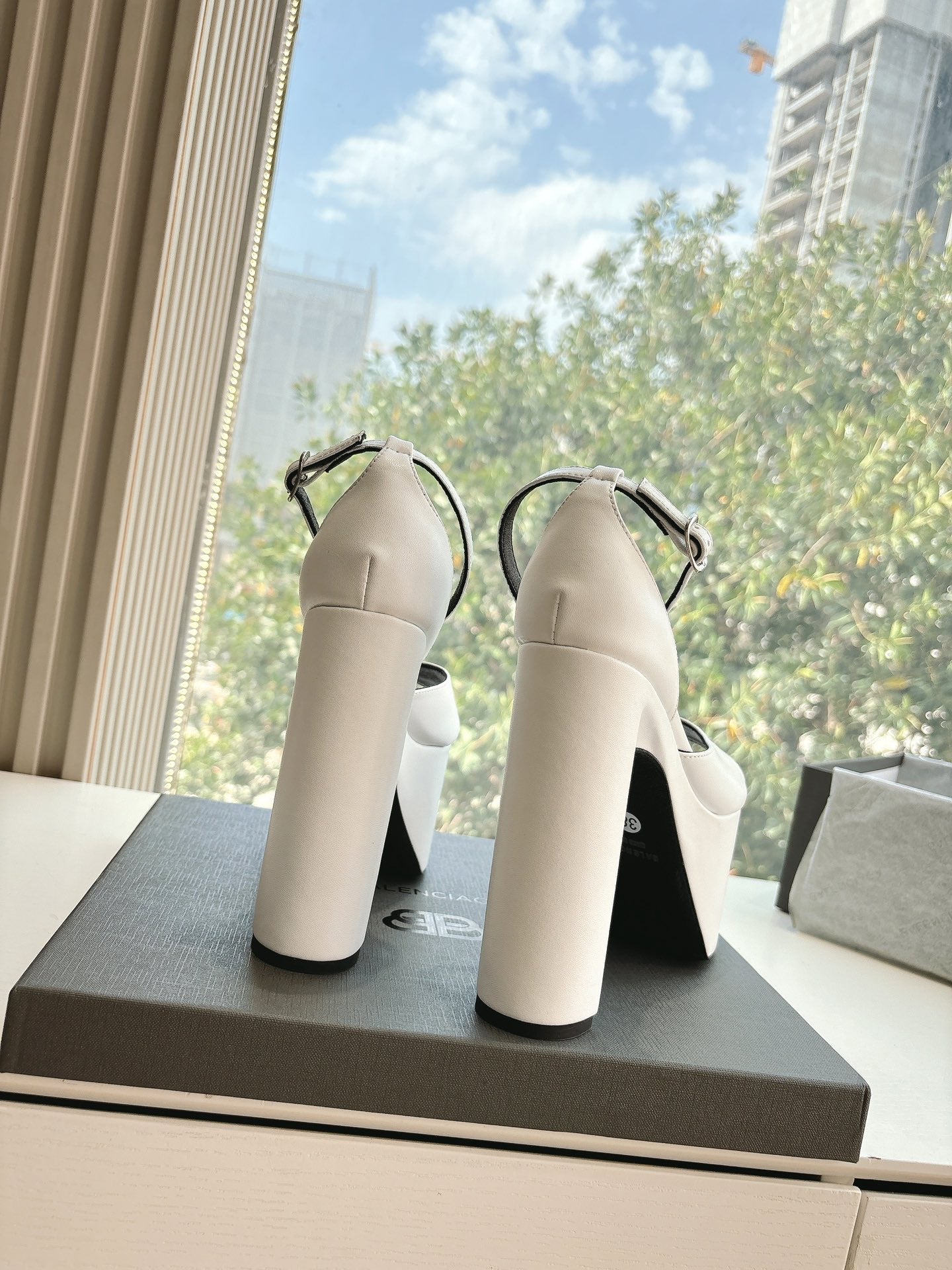 PLATFORM ANKLE STRAP HEELS IN WHITE SMOOTH CALFSKIN - 34