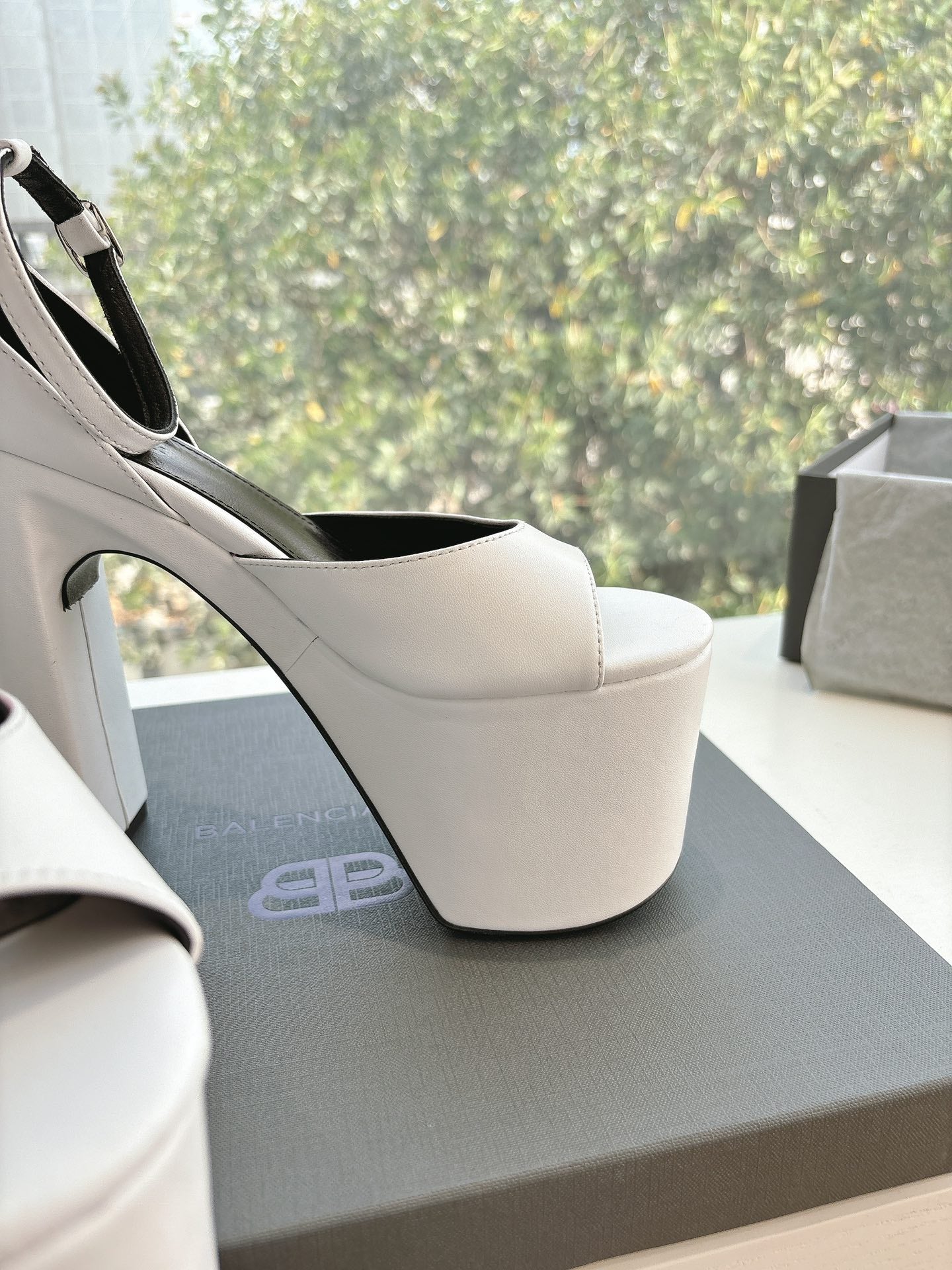 PLATFORM ANKLE STRAP HEELS IN WHITE SMOOTH CALFSKIN - 34