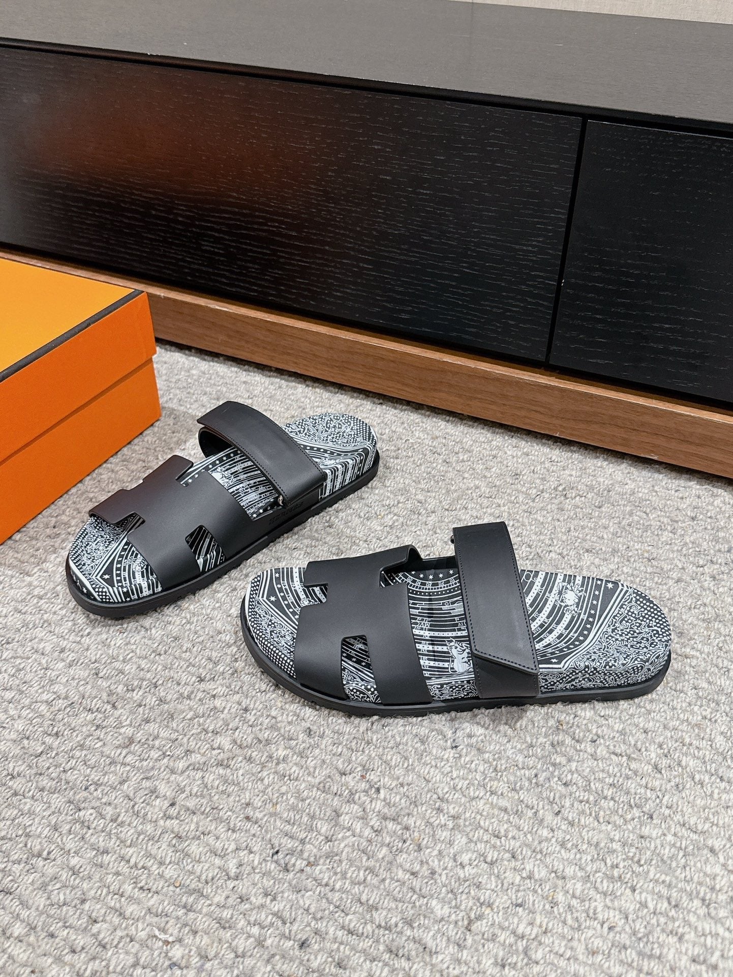 CHYPRE SANDAL BLACK CALFSKIN UNIQUE - 35