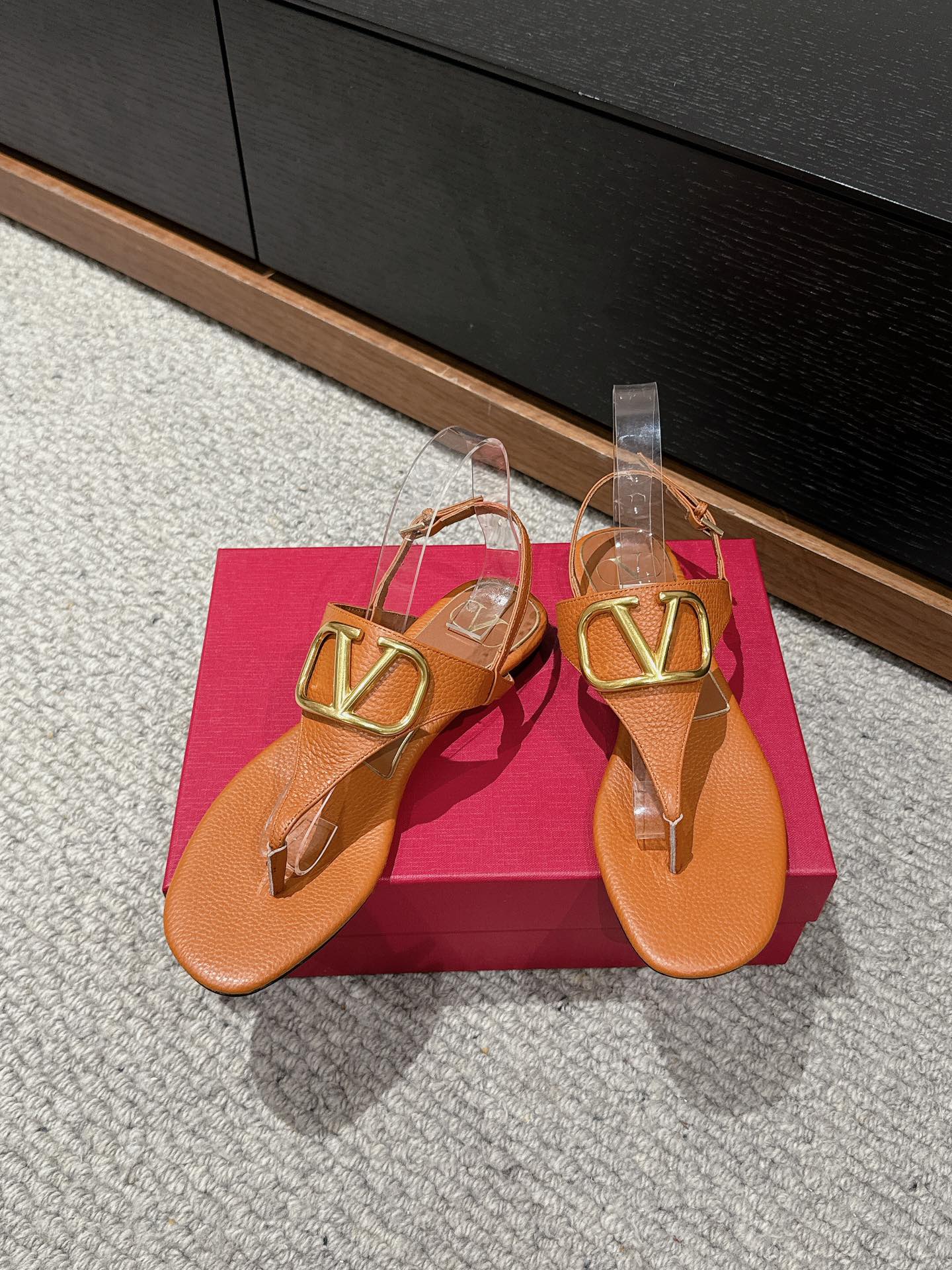 THONG SANDAL IN GINGER ORANGE CALFSKIN WITH GOLD LOGO - 35
