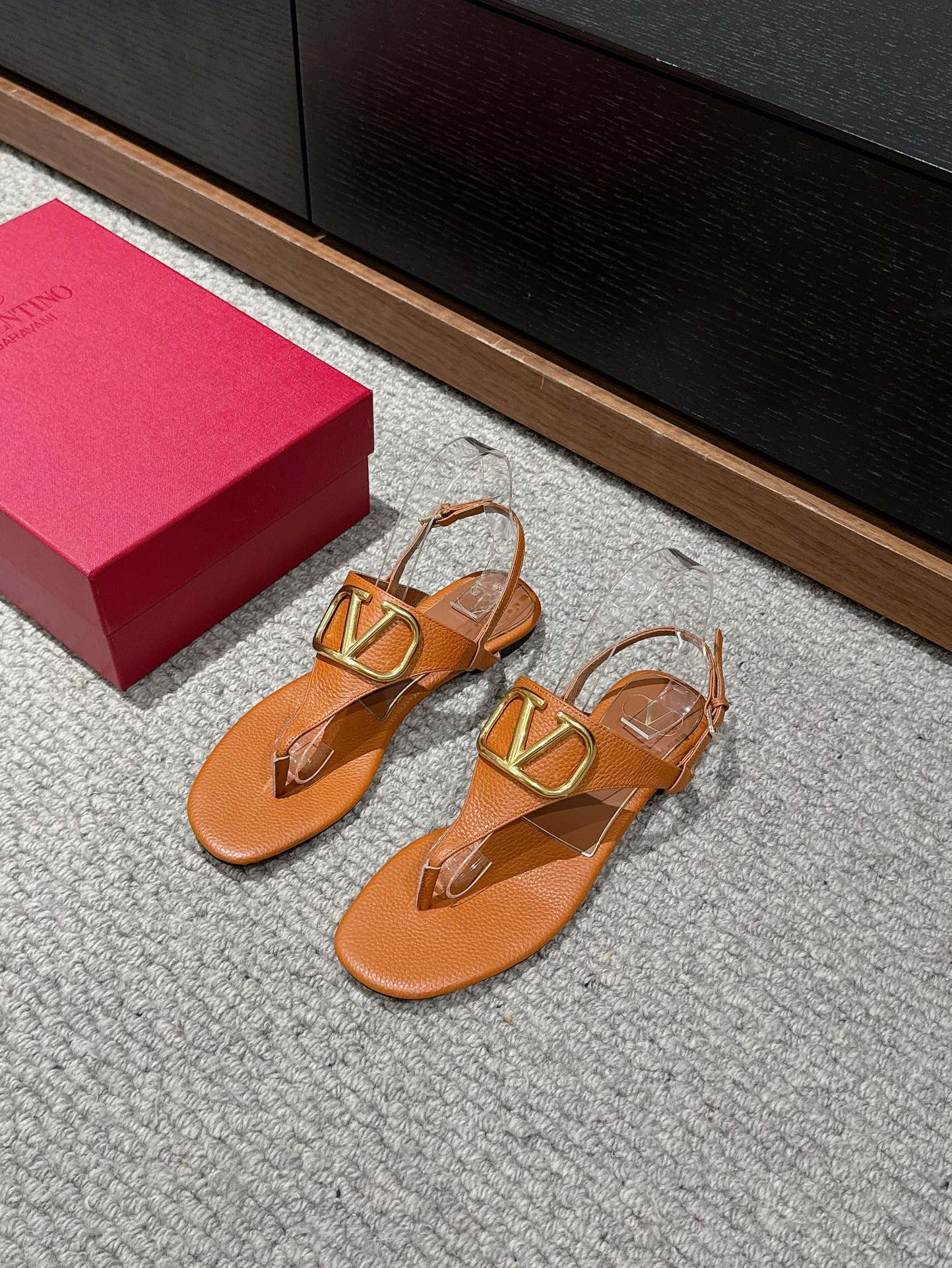 THONG SANDAL IN GINGER ORANGE CALFSKIN WITH GOLD LOGO - 35