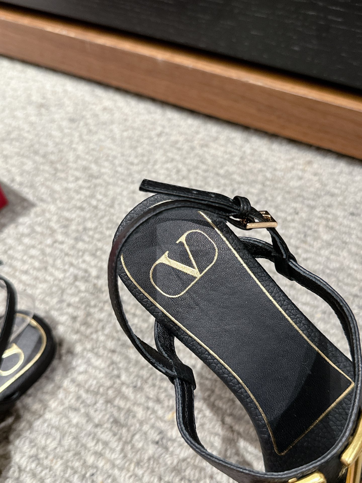 THONG SANDAL IN BLACK CALFSKIN WITH GOLD LOGO - 35