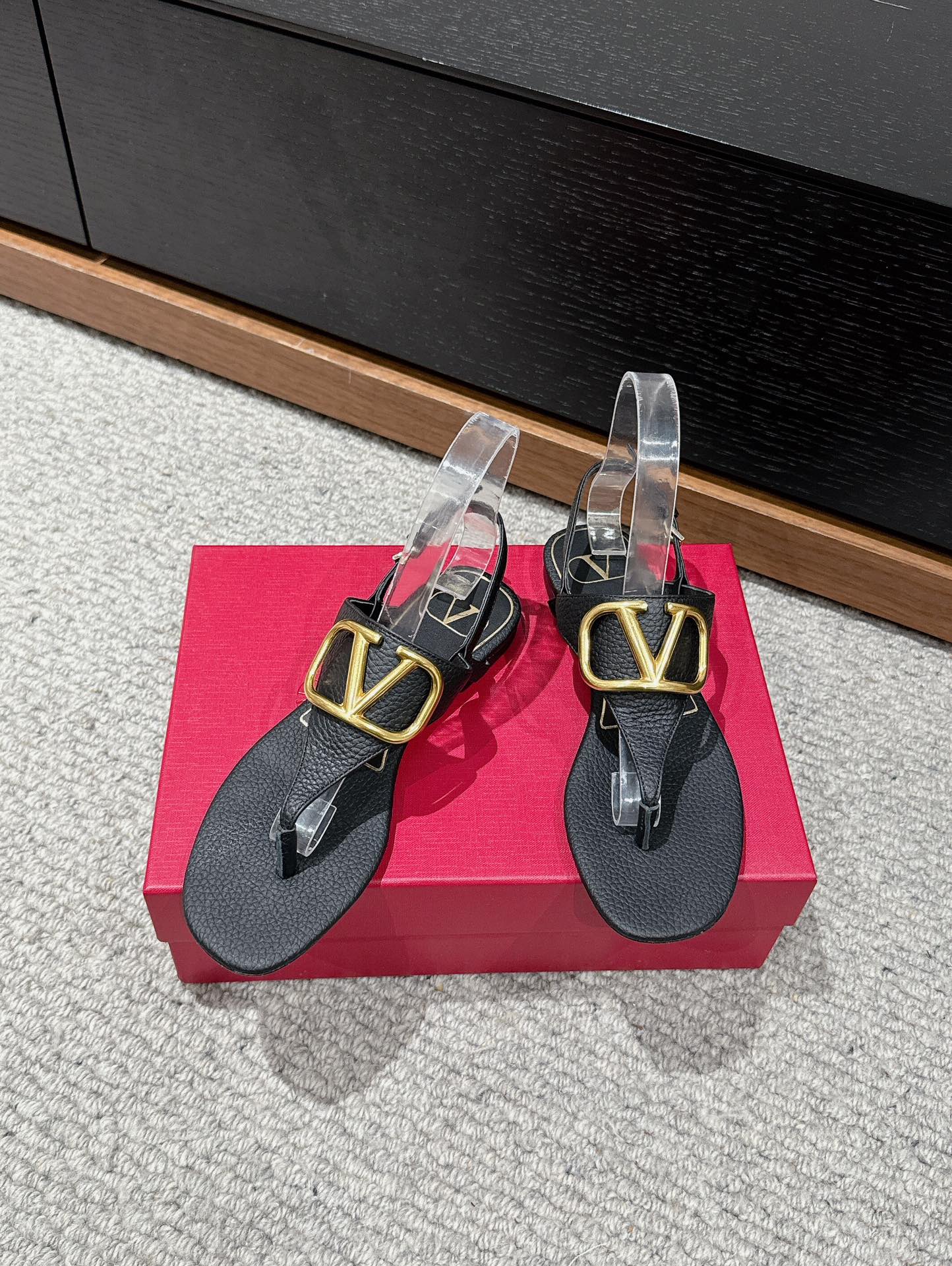 THONG SANDAL IN BLACK CALFSKIN WITH GOLD LOGO - 35