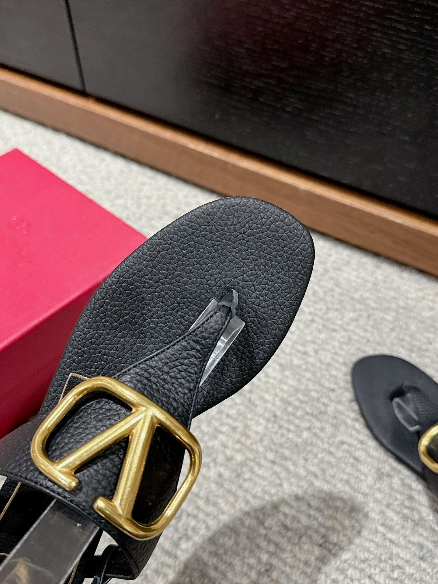 THONG SANDAL IN BLACK CALFSKIN WITH GOLD LOGO - 35