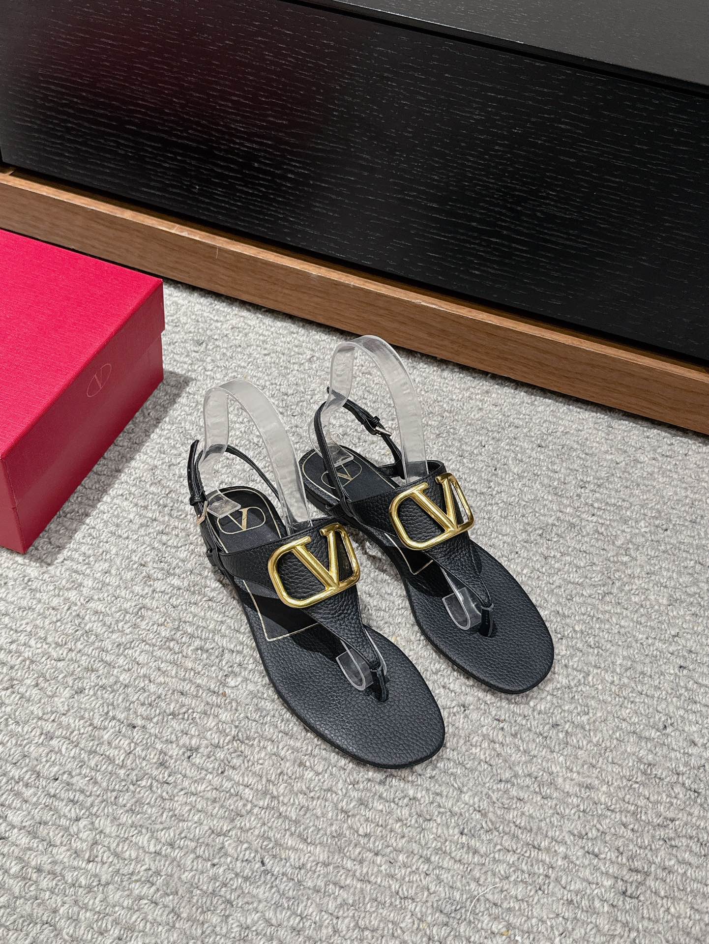 THONG SANDAL IN BLACK CALFSKIN WITH GOLD LOGO - 35