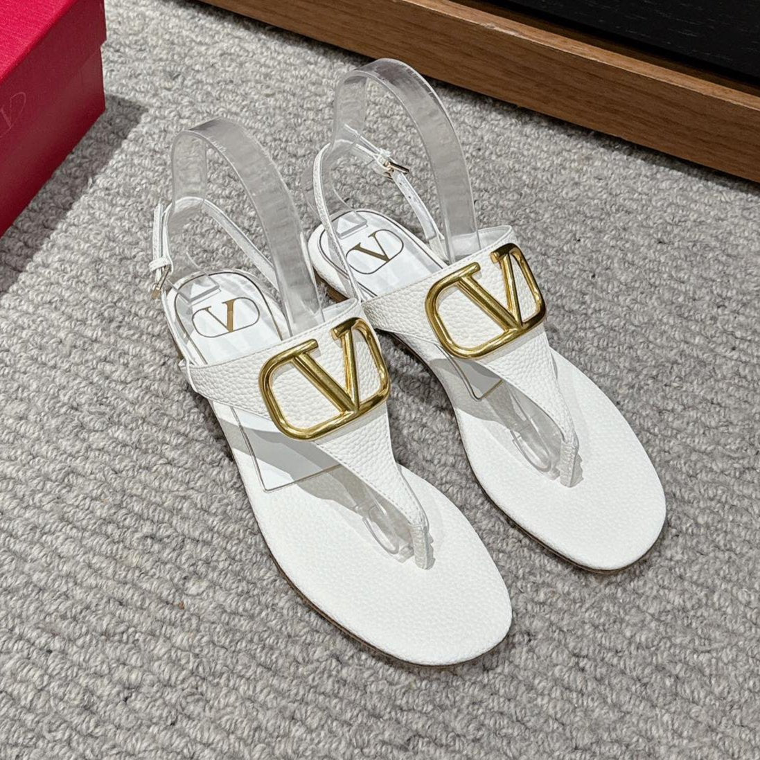 THONG SANDAL IN WHITE CALFSKIN WITH GOLD LOGO - 35