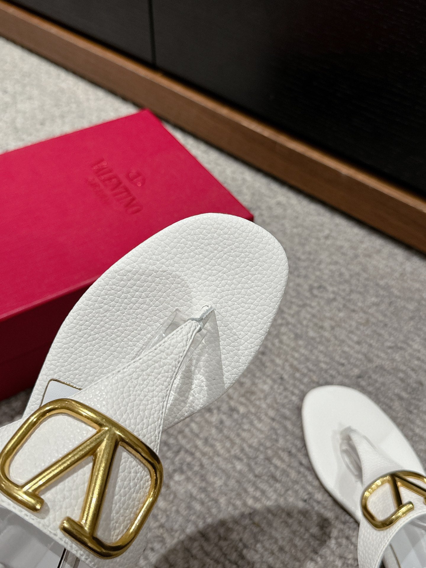 THONG SANDAL IN WHITE CALFSKIN WITH GOLD LOGO - 35