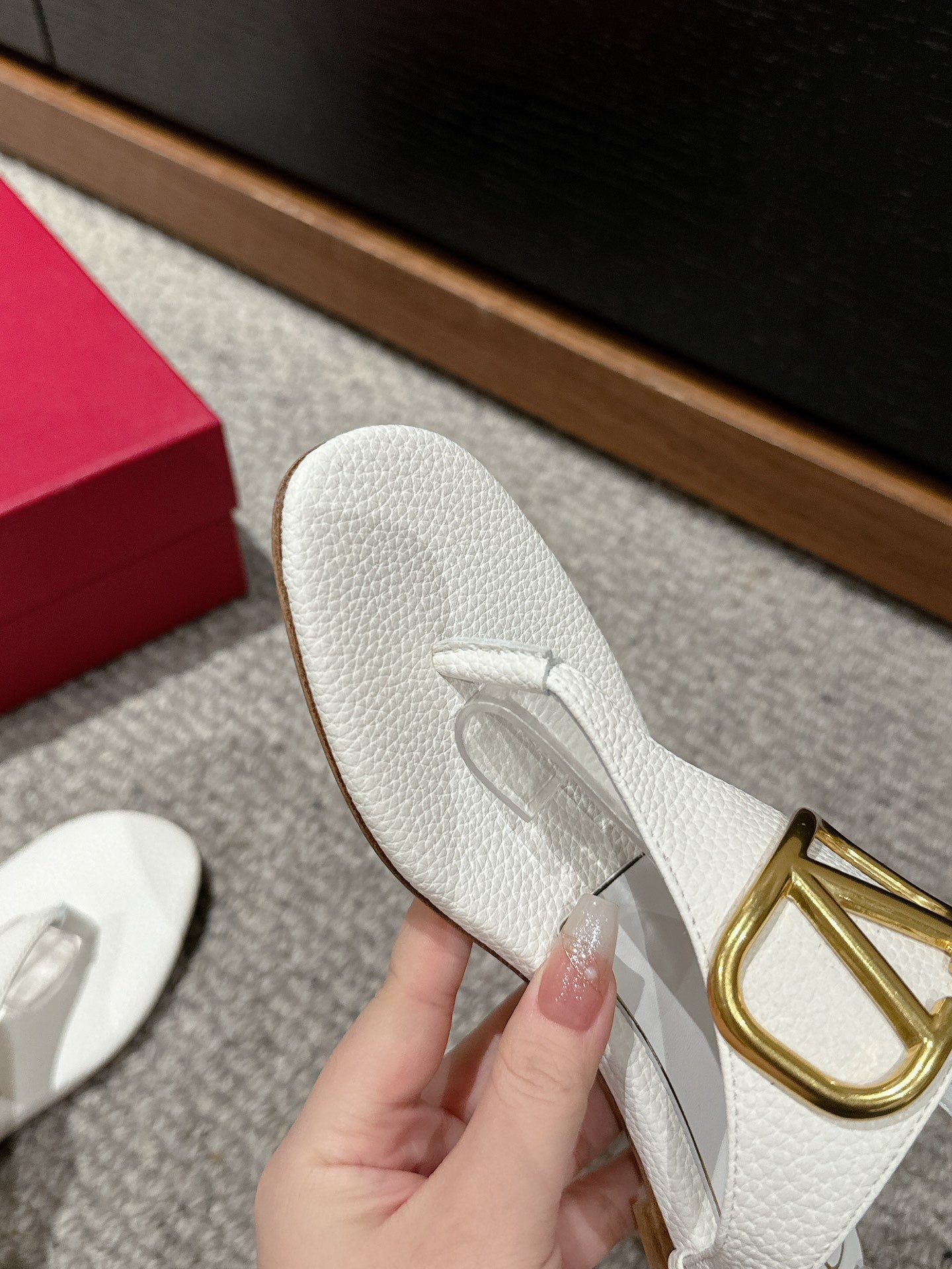 THONG SANDAL IN WHITE CALFSKIN WITH GOLD LOGO - 35
