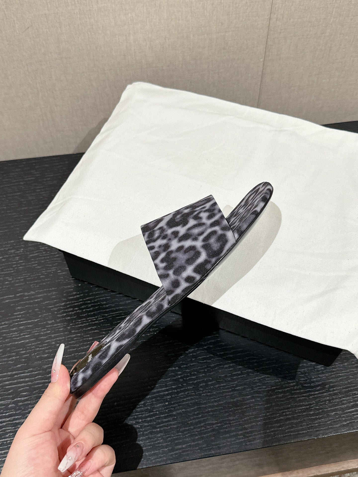 SL CARLYLE LEOPARD SLIPPERS BLACK-WHITE CANVAS - 35