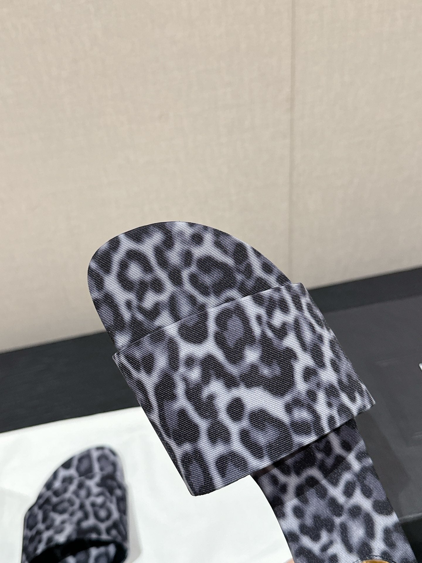 SL CARLYLE LEOPARD SLIPPERS BLACK-WHITE CANVAS - 35