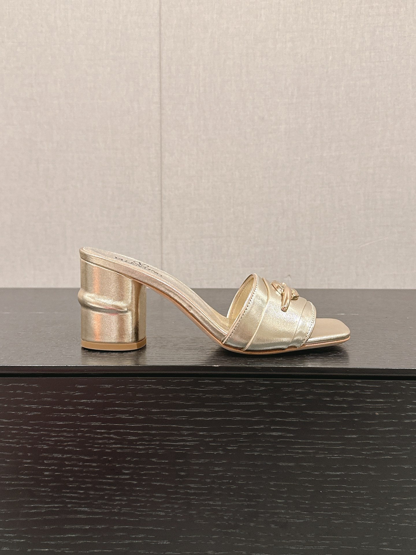 VLOGO SIGNATURE SLIDE SANDAL 60MM IN GOLD CALFSKIN - 35