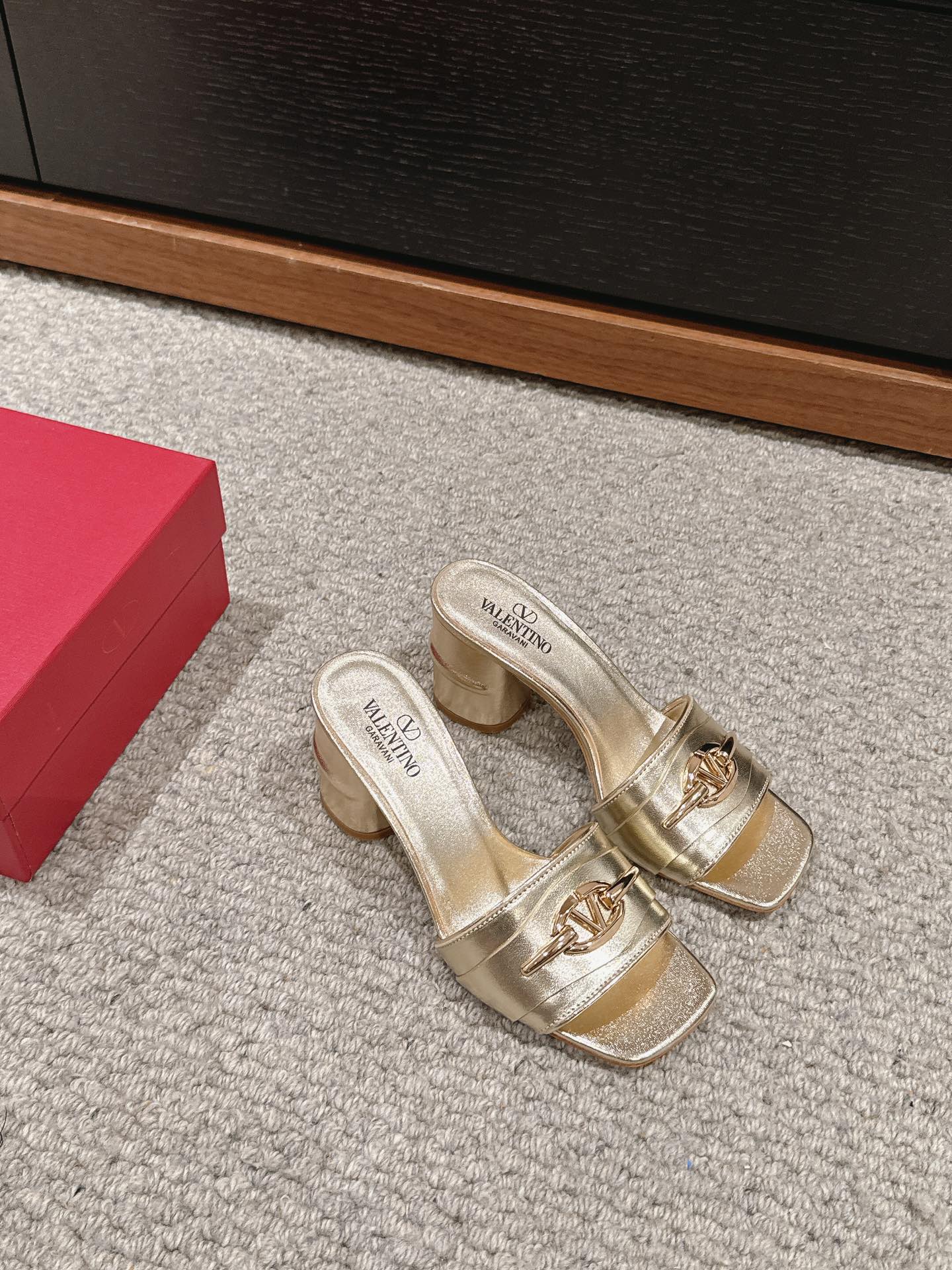 VLOGO SIGNATURE SLIDE SANDAL 60MM IN GOLD CALFSKIN - 35