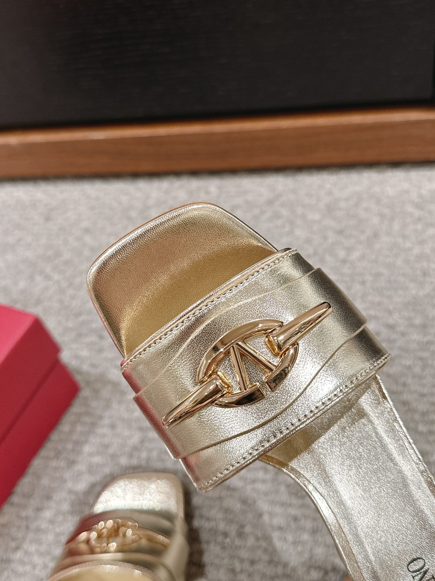 VLOGO SIGNATURE SLIDE SANDAL 60MM IN GOLD CALFSKIN - 35