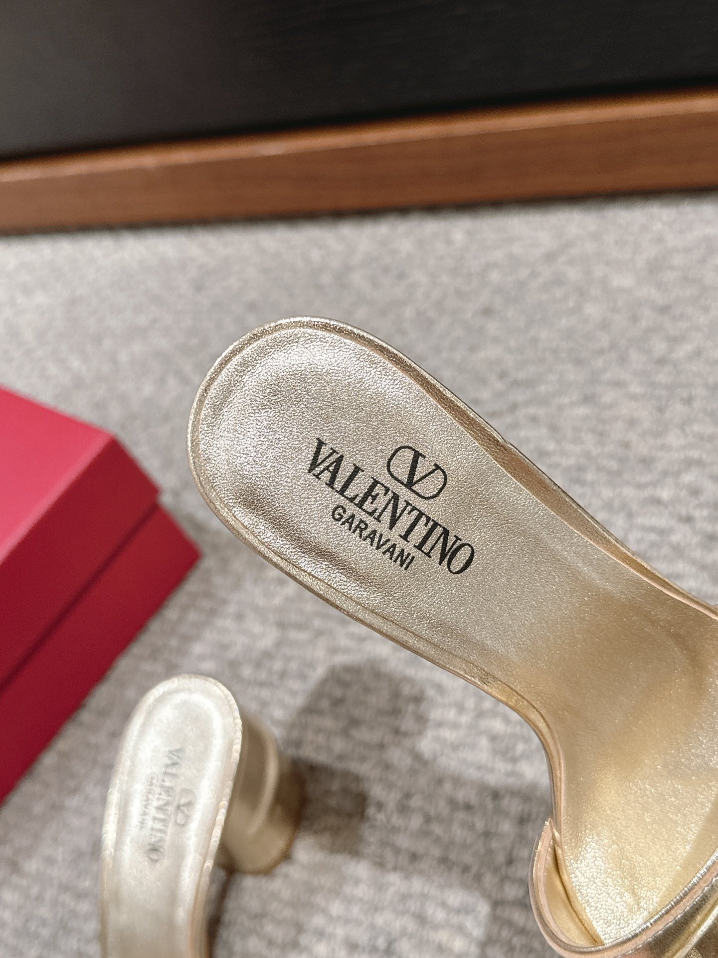 VLOGO SIGNATURE SLIDE SANDAL 60MM IN GOLD CALFSKIN - 35