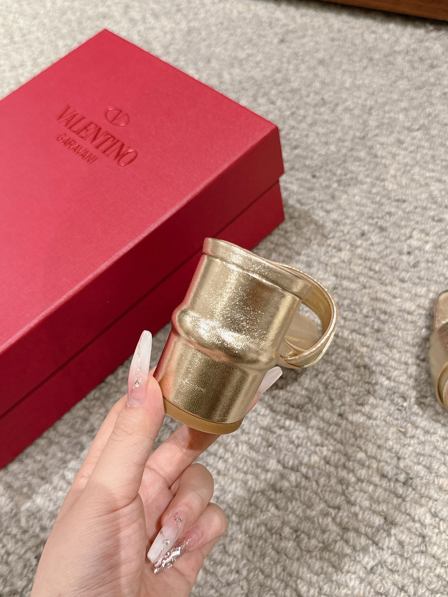 VLOGO SIGNATURE SLIDE SANDAL 60MM IN GOLD CALFSKIN - 35