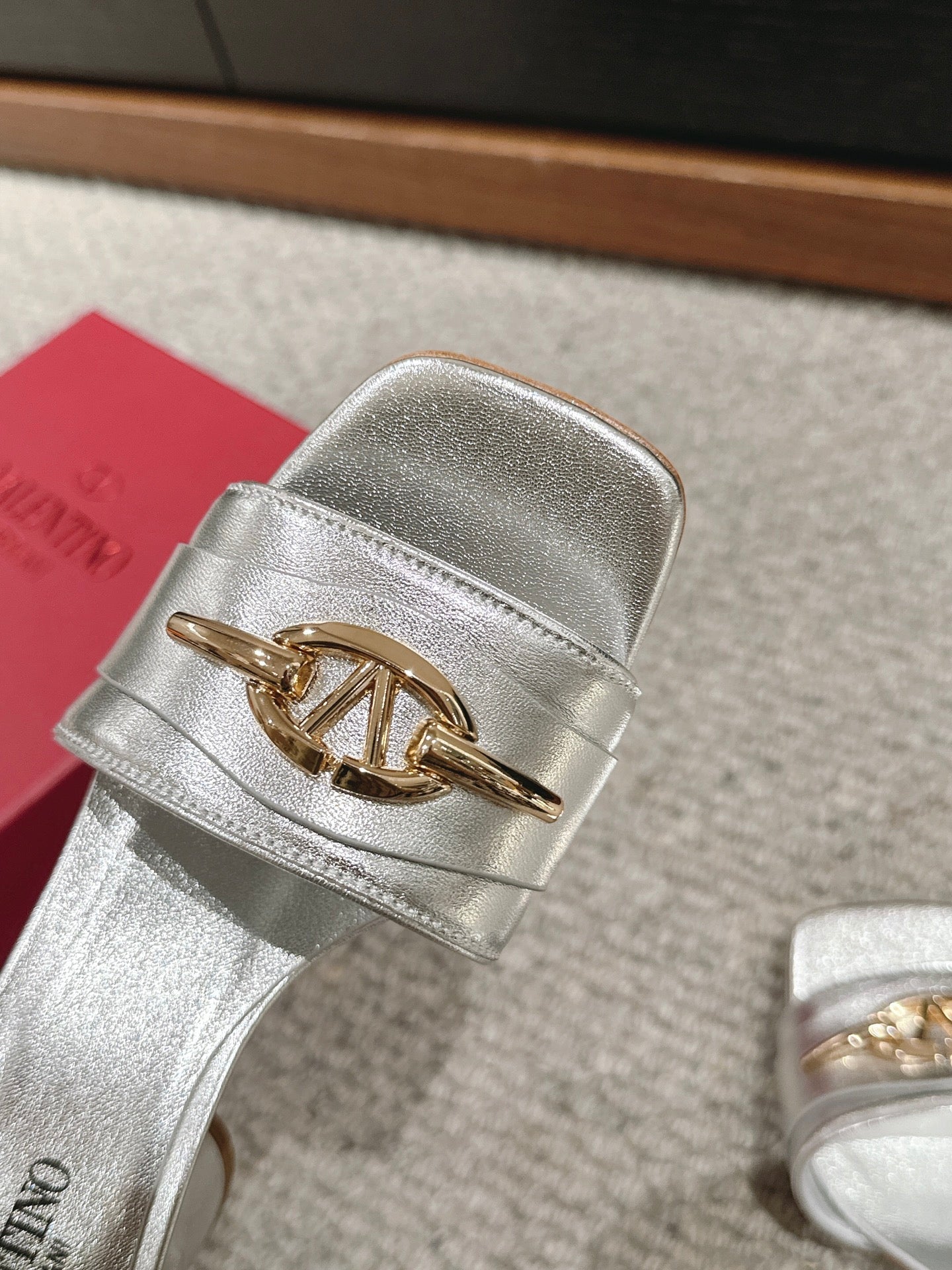 VLOGO SIGNATURE SLIDE SANDAL 60MM IN SILVER CALFSKIN - 35