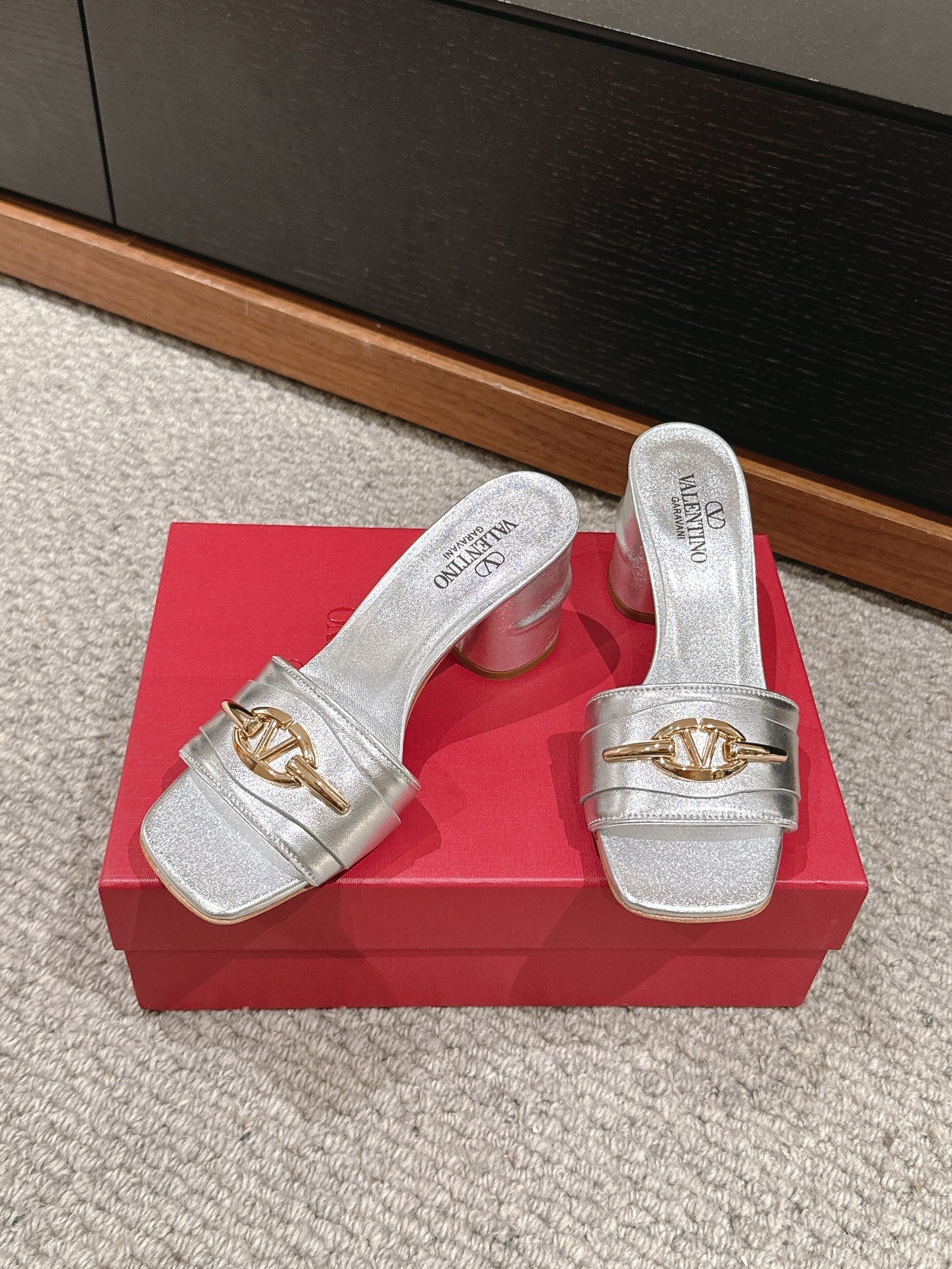 VLOGO SIGNATURE SLIDE SANDAL 60MM IN SILVER CALFSKIN - 35