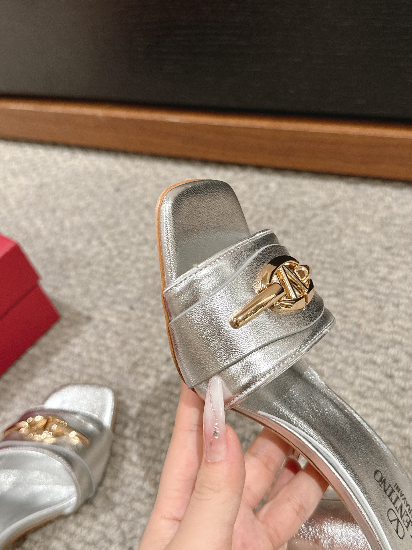 VLOGO SIGNATURE SLIDE SANDAL 60MM IN SILVER CALFSKIN - 35
